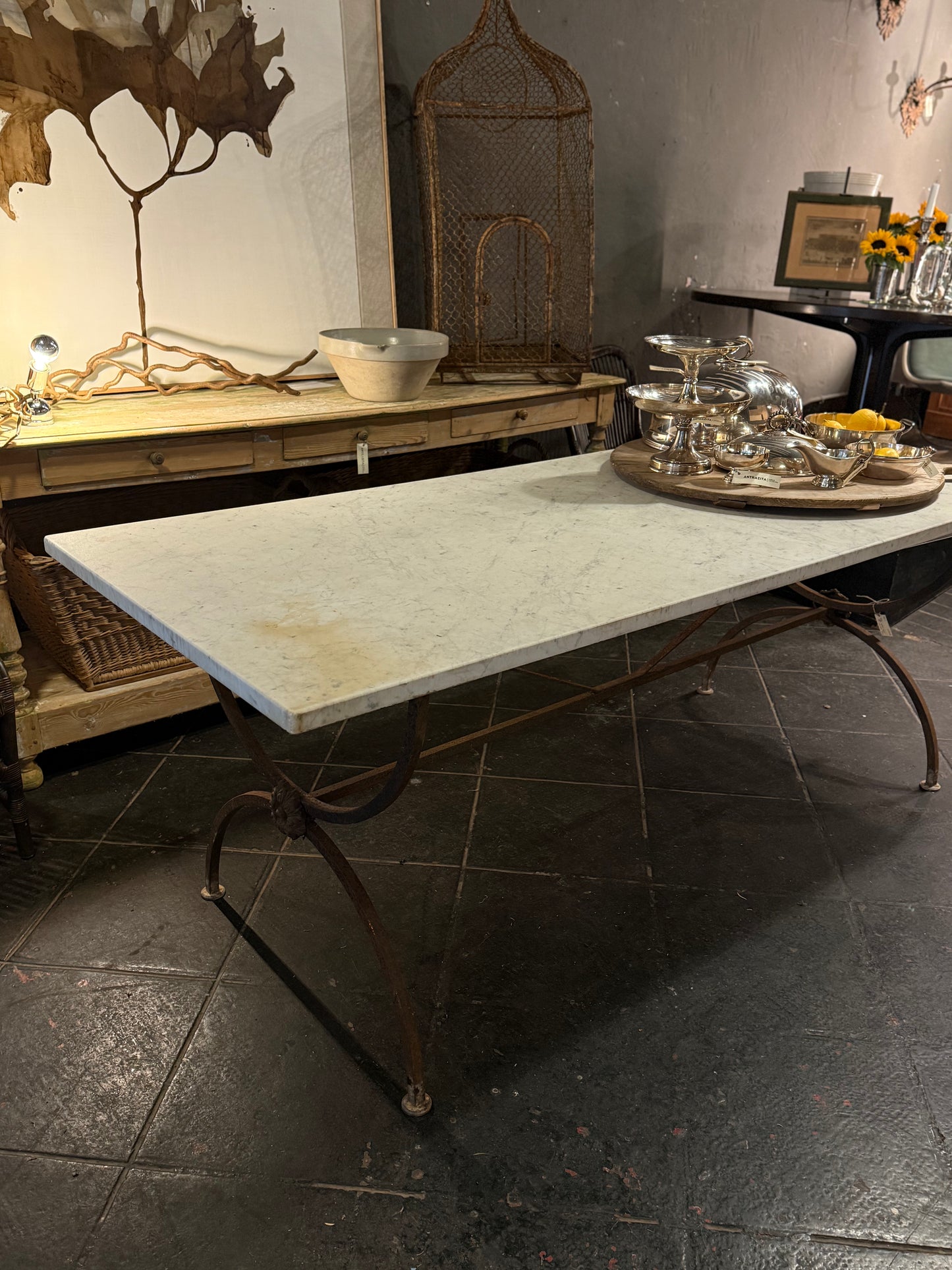 Mesa de mármol con patas de hierro