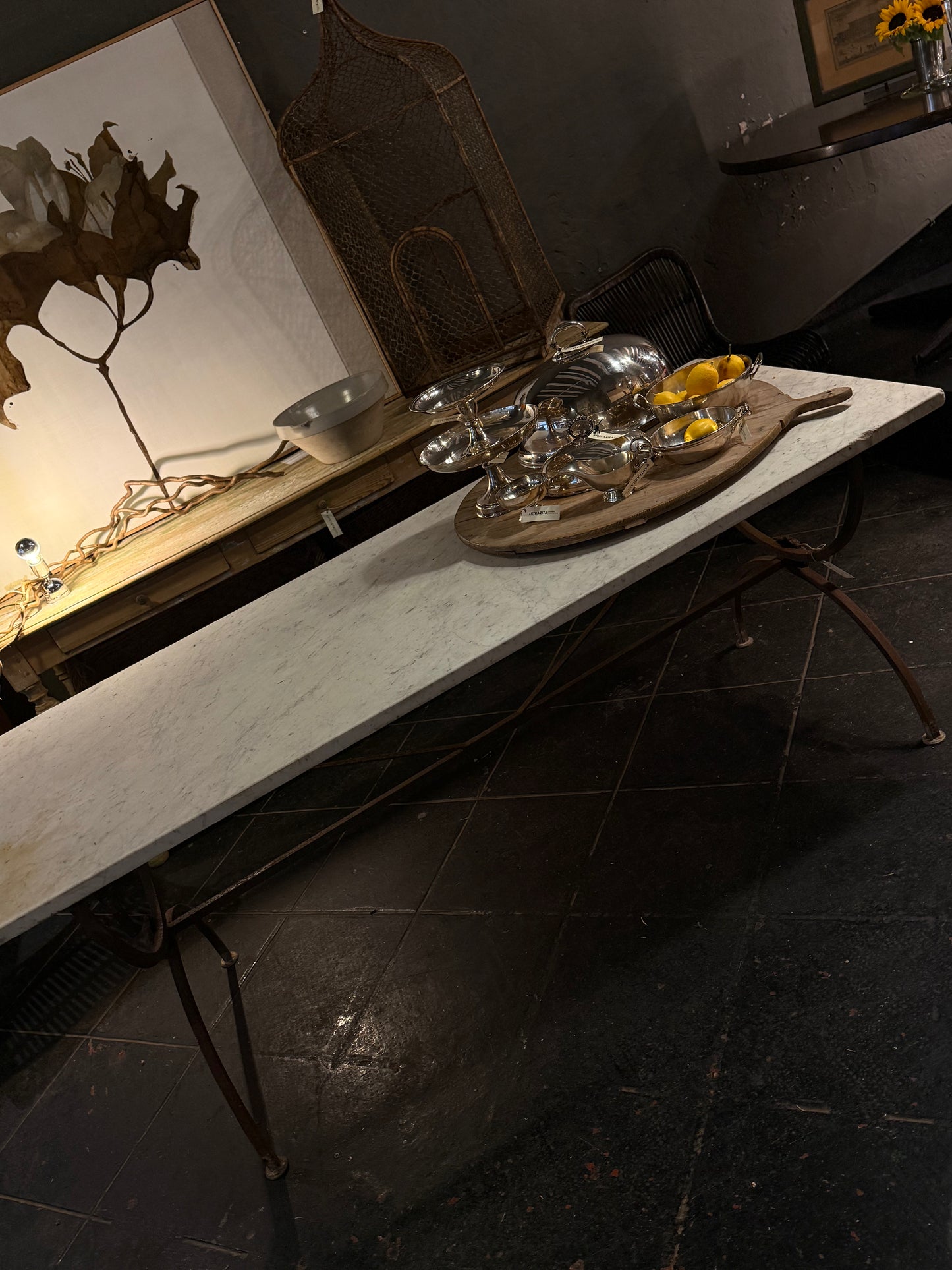 Mesa de mármol con patas de hierro