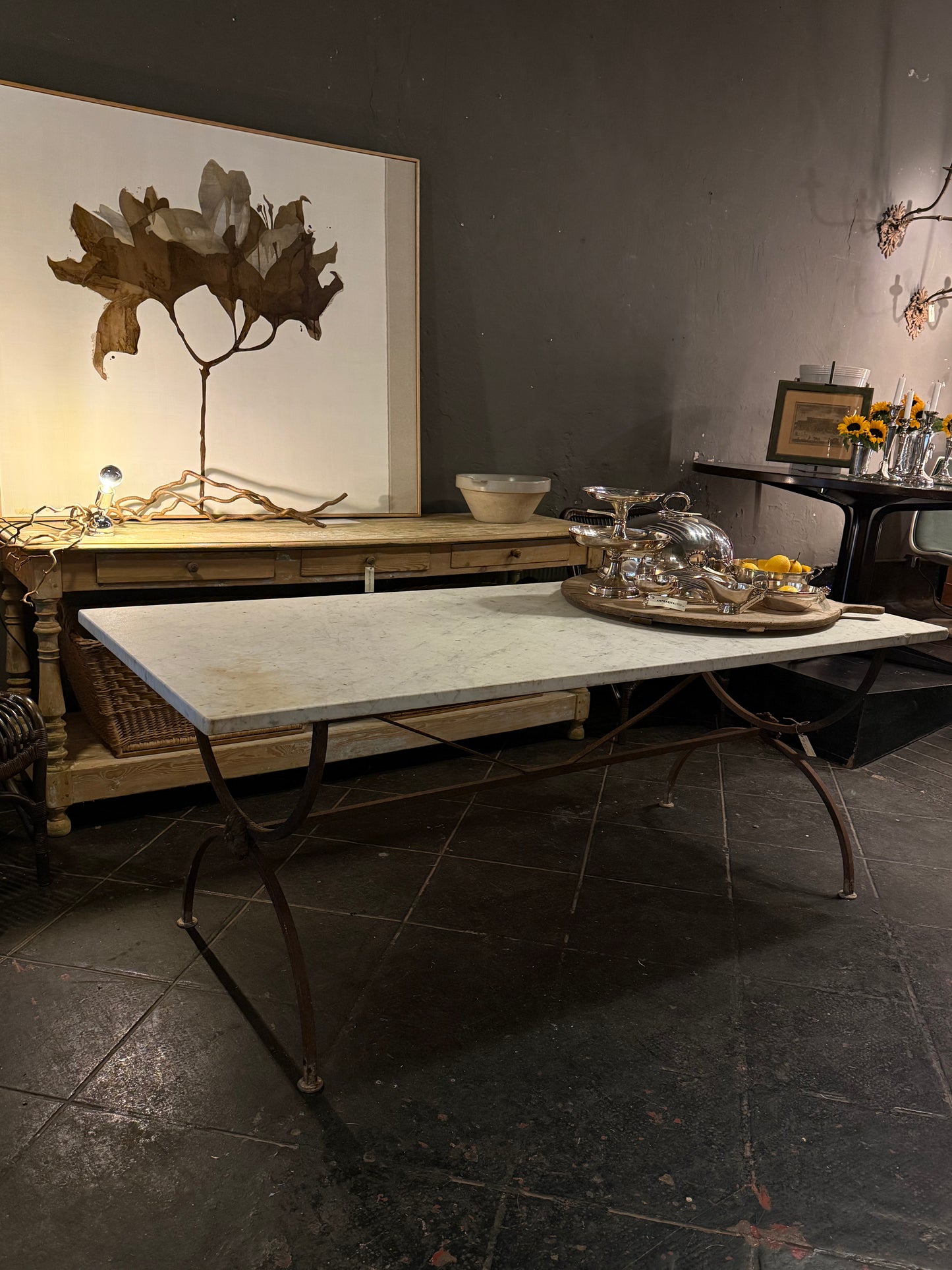 Mesa de mármol con patas de hierro