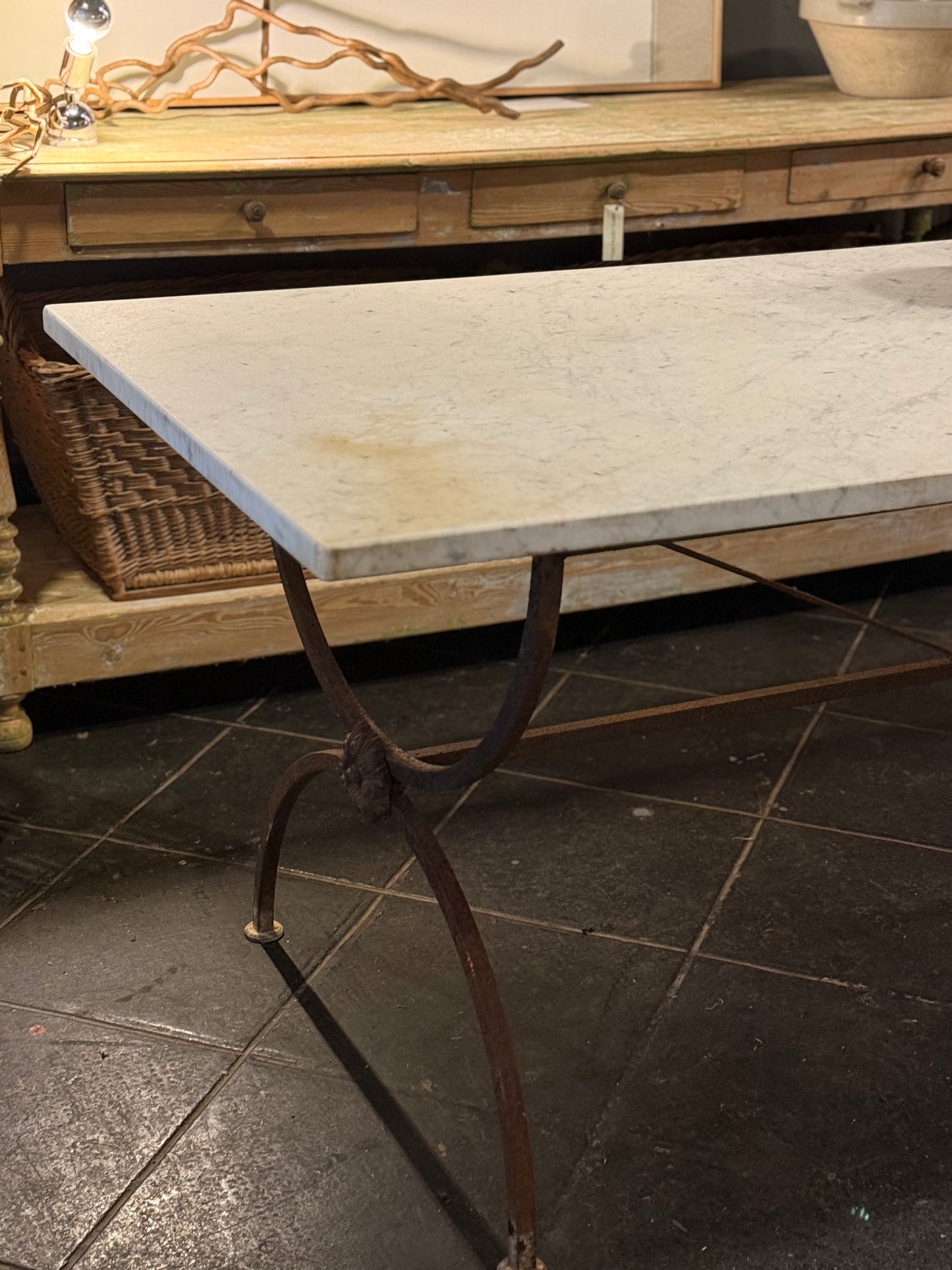 Mesa de mármol con patas de hierro