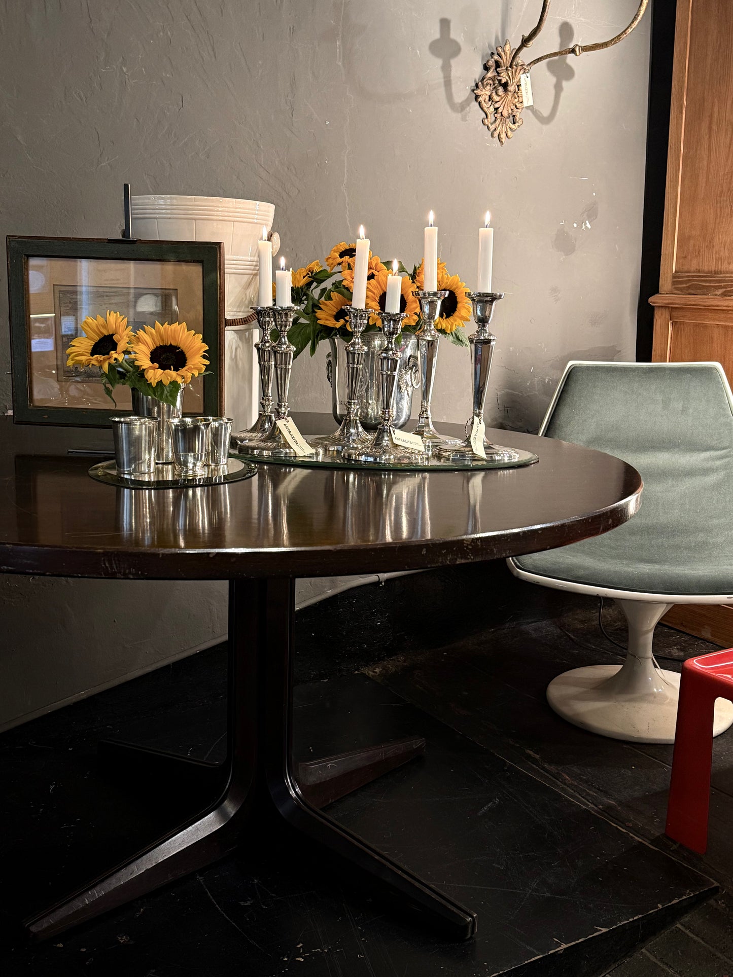 Mesa redonda de madera wengué con base en X