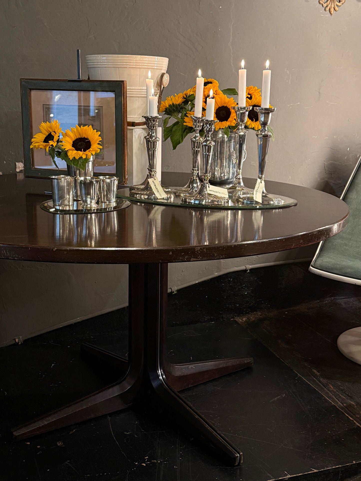 Mesa redonda de madera wengué con base en X