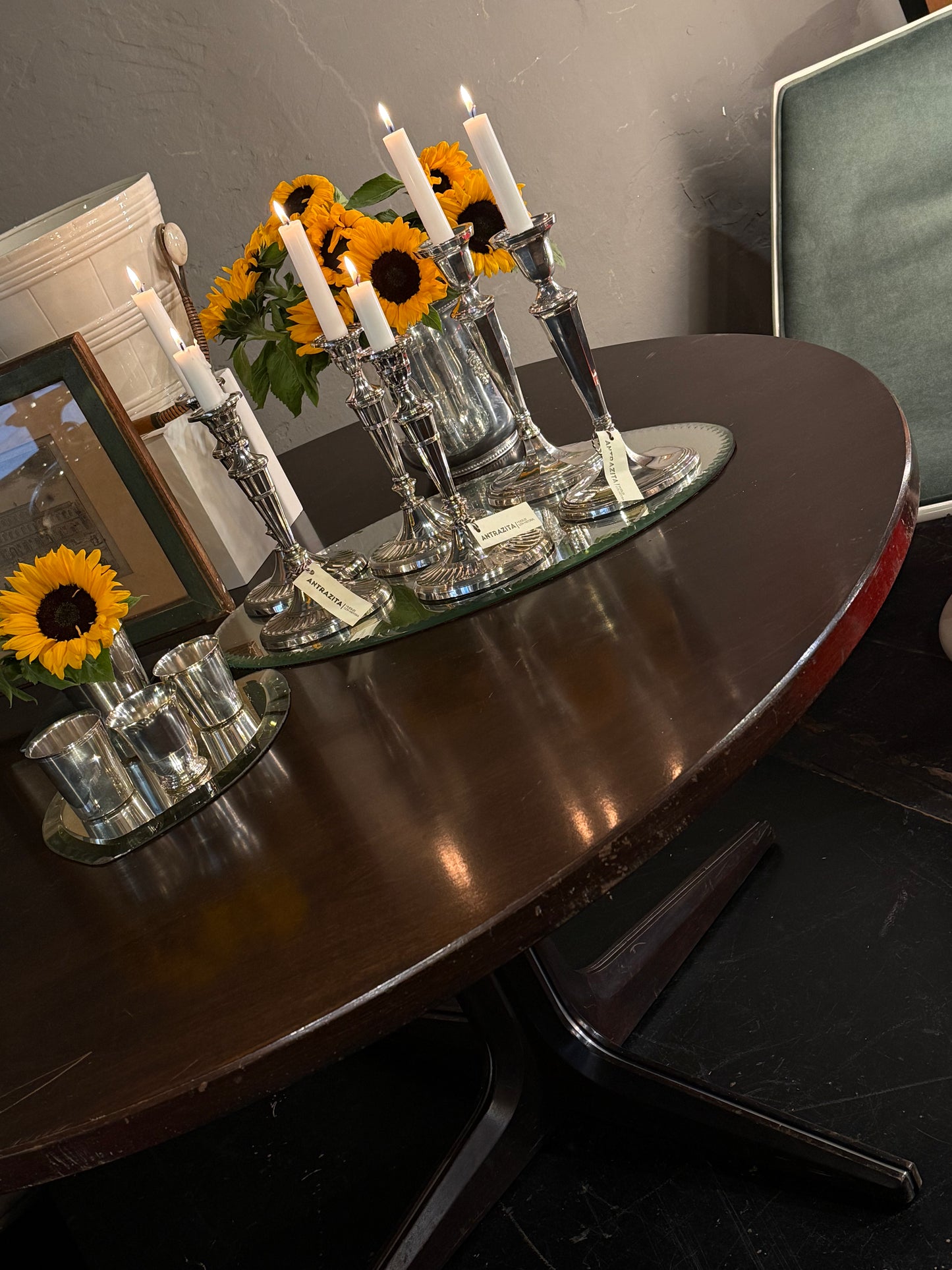 Mesa redonda de madera wengué con base en X