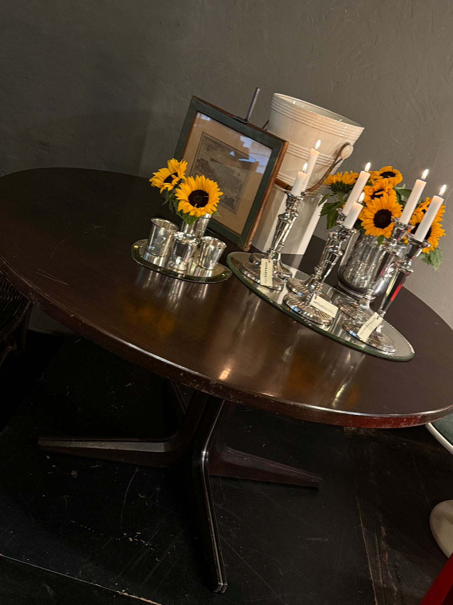 Mesa redonda de madera wengué con base en X