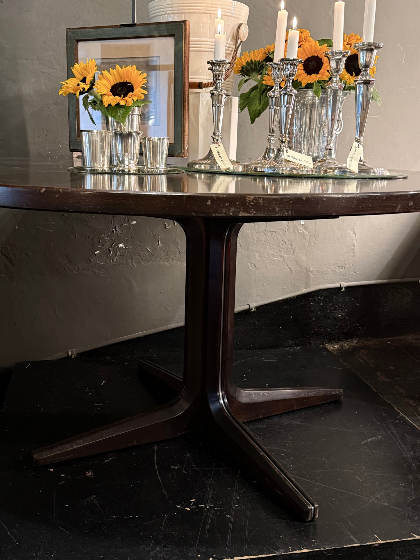 Mesa redonda de madera wengué con base en X