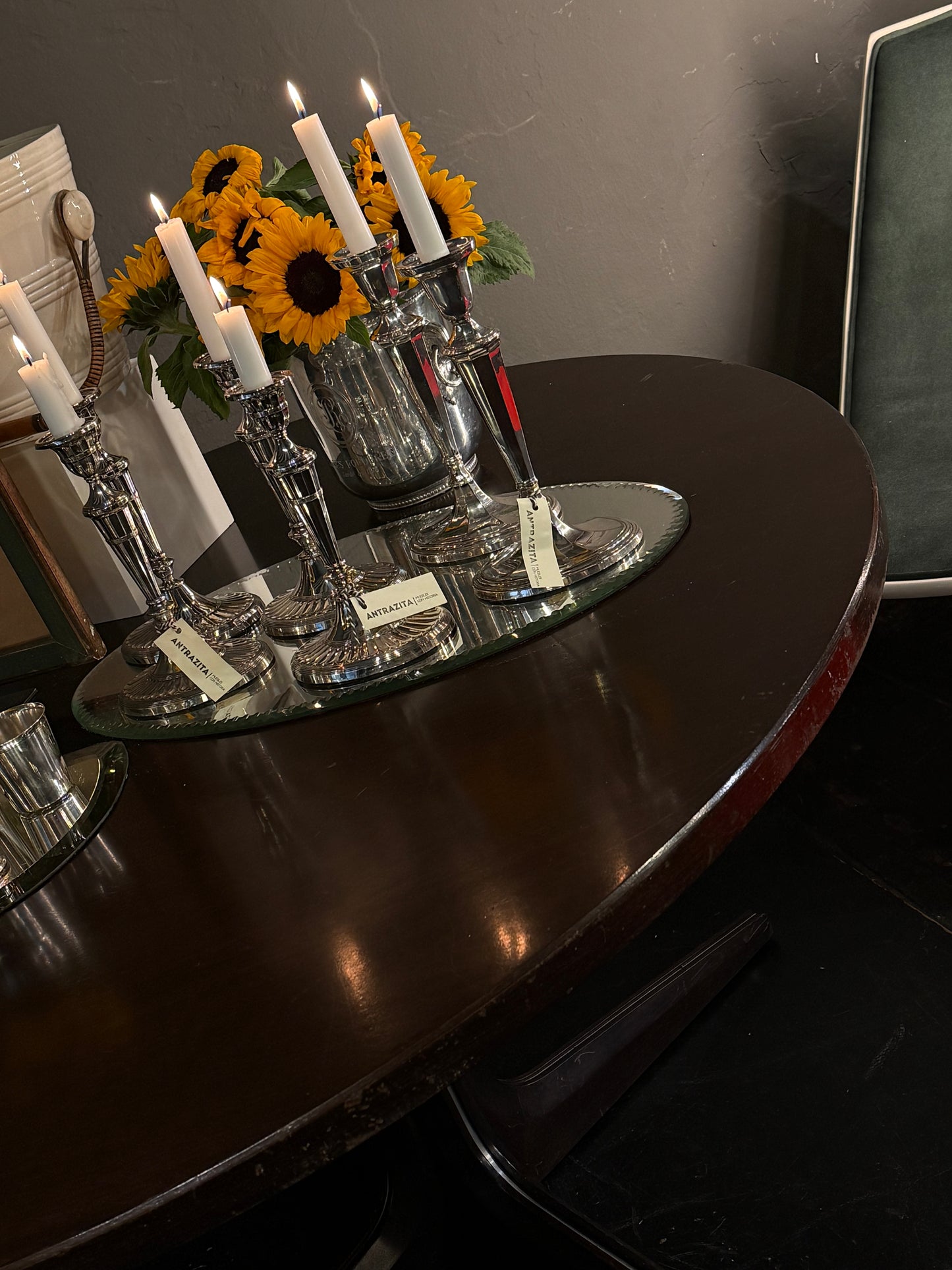 Mesa redonda de madera wengué con base en X