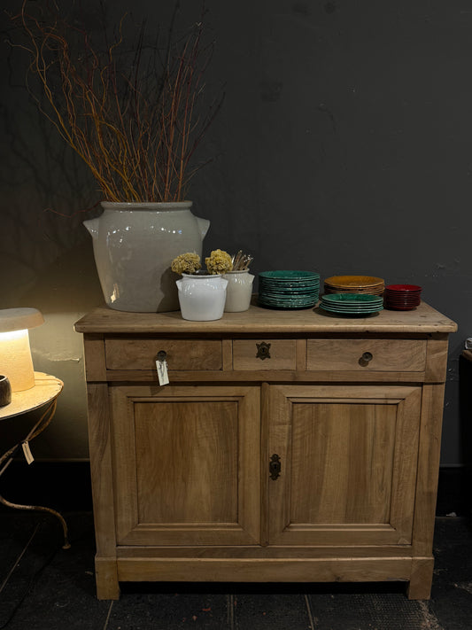 Buffet de nogal con tres cajones y puertas inferiores