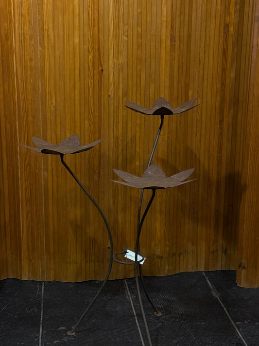 Escultura floral de hierro