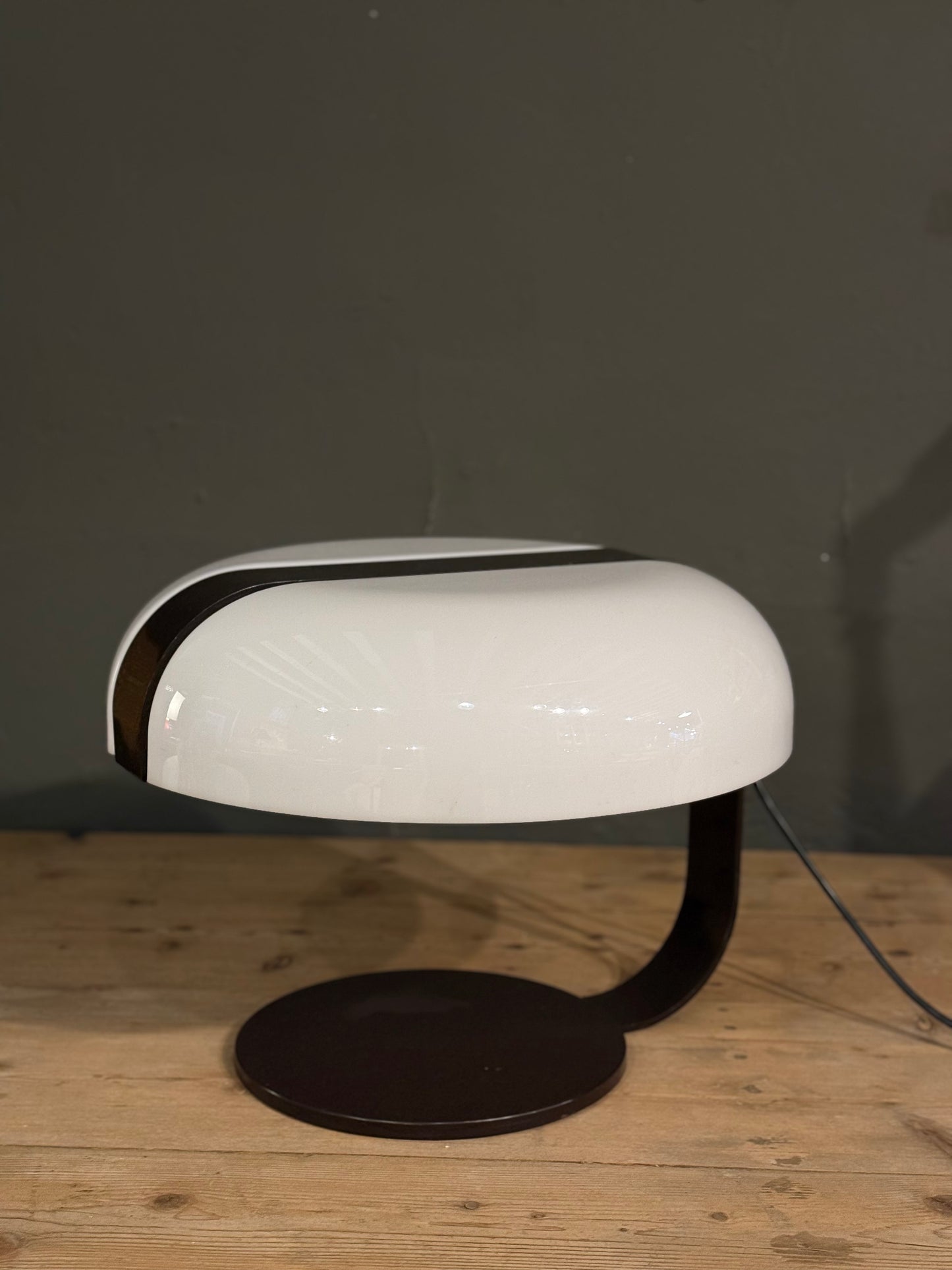 Lámpara de mesa italiana moderna de metal marrón y plástico blanco
