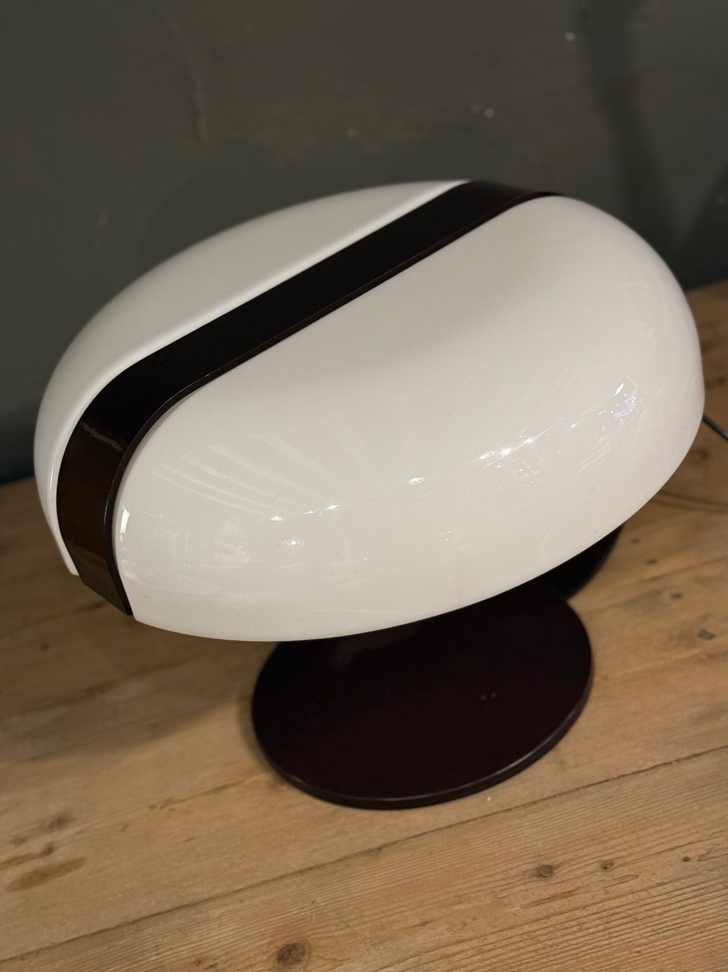 Lámpara de mesa italiana moderna de metal marrón y plástico blanco