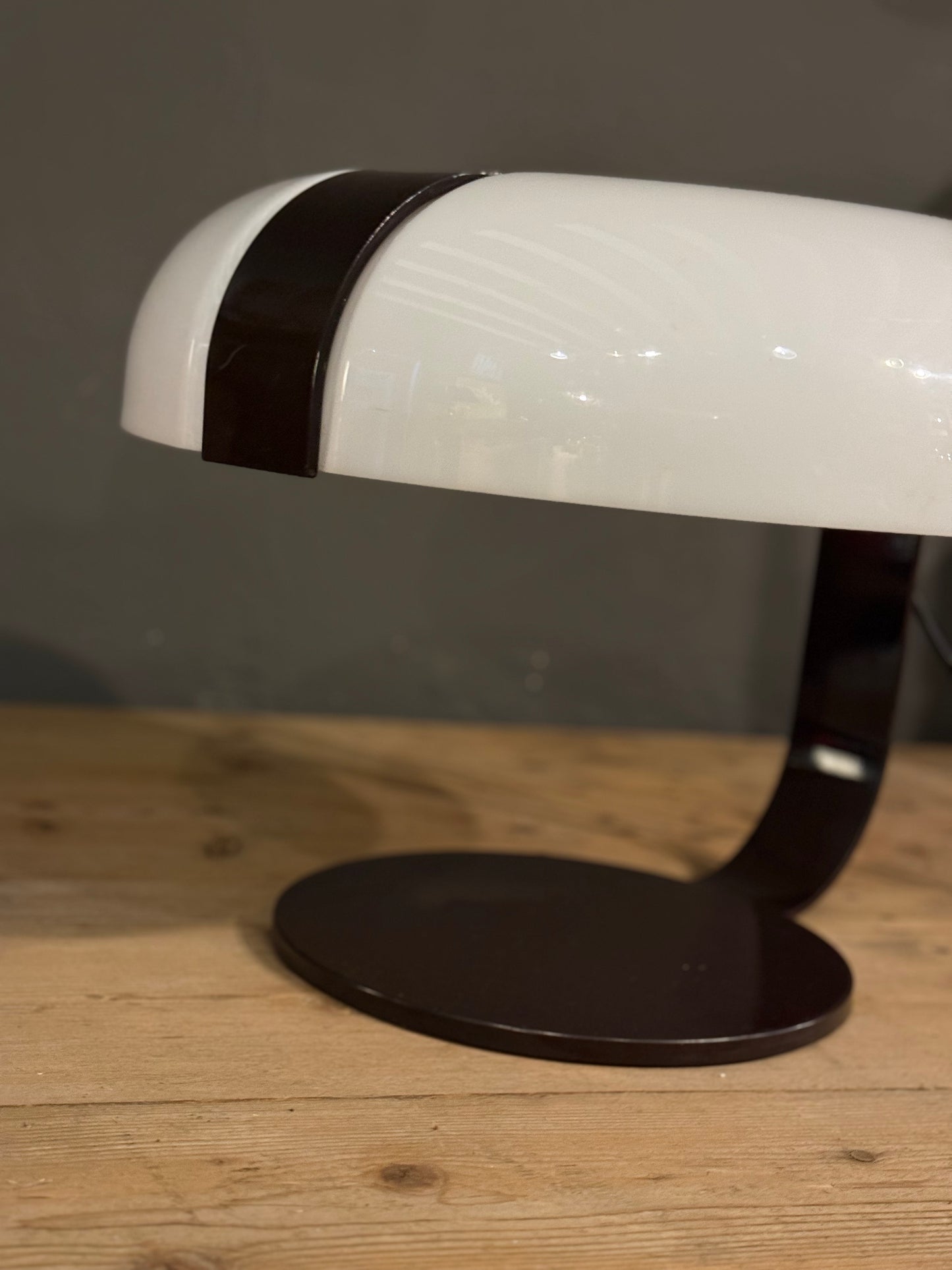 Lámpara de mesa italiana moderna de metal marrón y plástico blanco