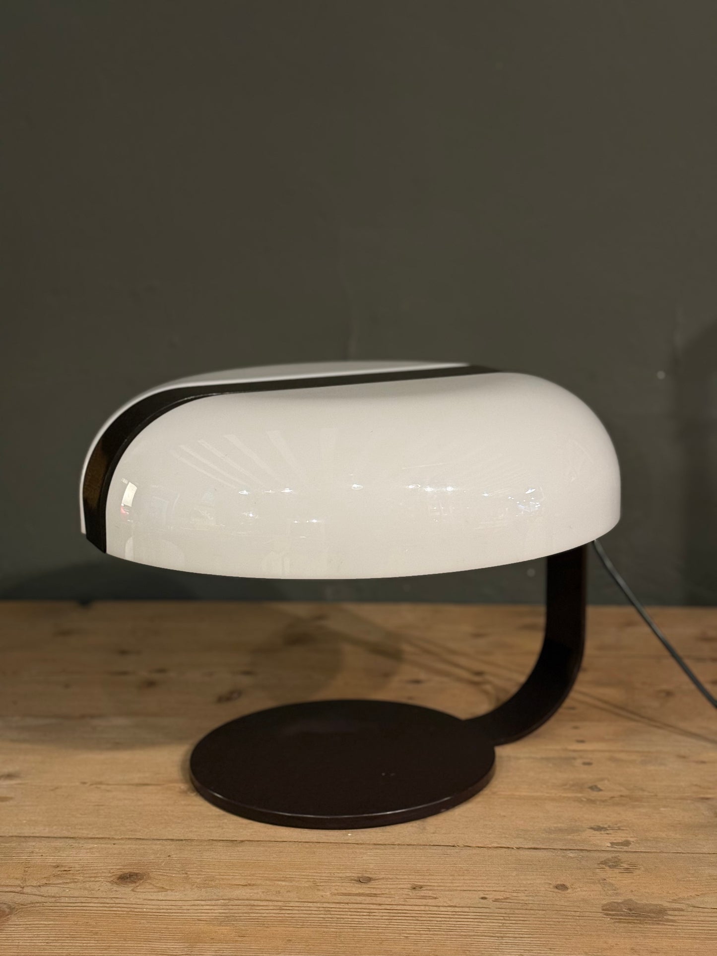 Lámpara de mesa italiana moderna de metal marrón y plástico blanco