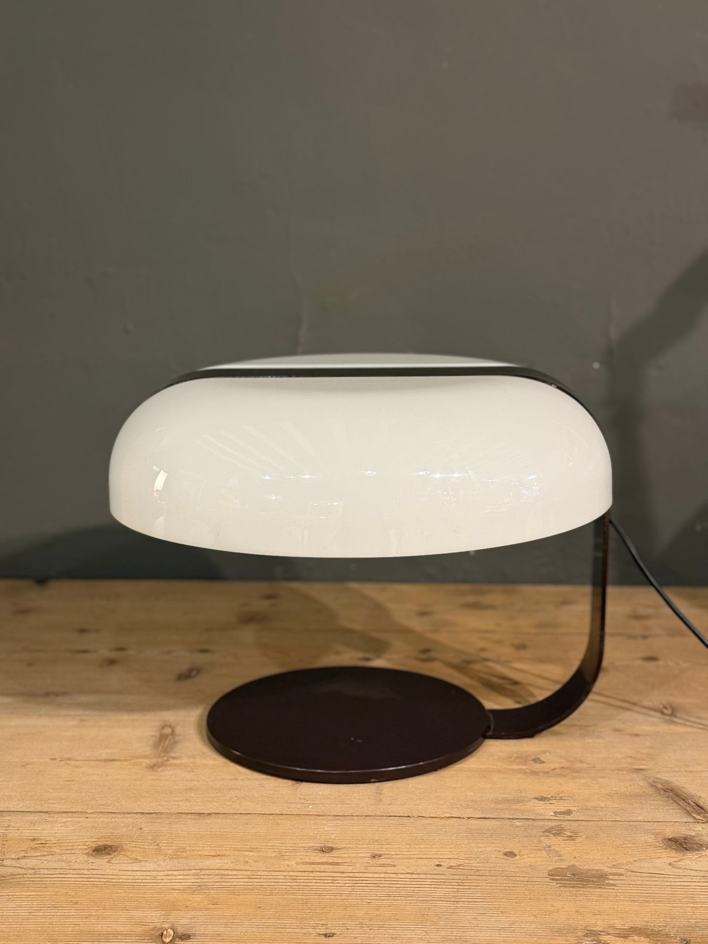 Lámpara de mesa italiana moderna de metal marrón y plástico blanco