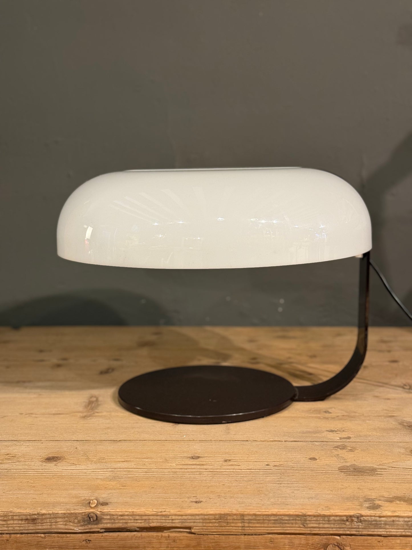 Lámpara de mesa italiana moderna de metal marrón y plástico blanco
