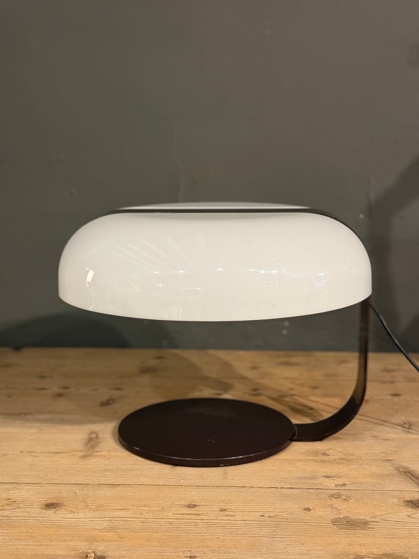 Lámpara de mesa italiana moderna de metal marrón y plástico blanco