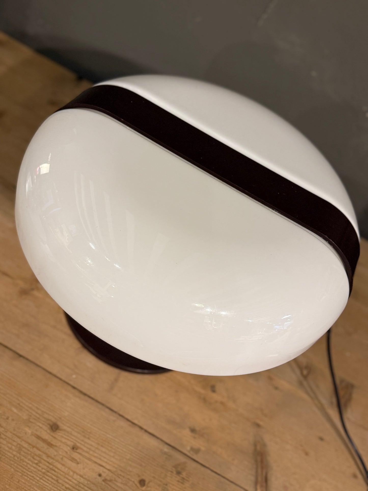 Lámpara de mesa italiana moderna de metal marrón y plástico blanco