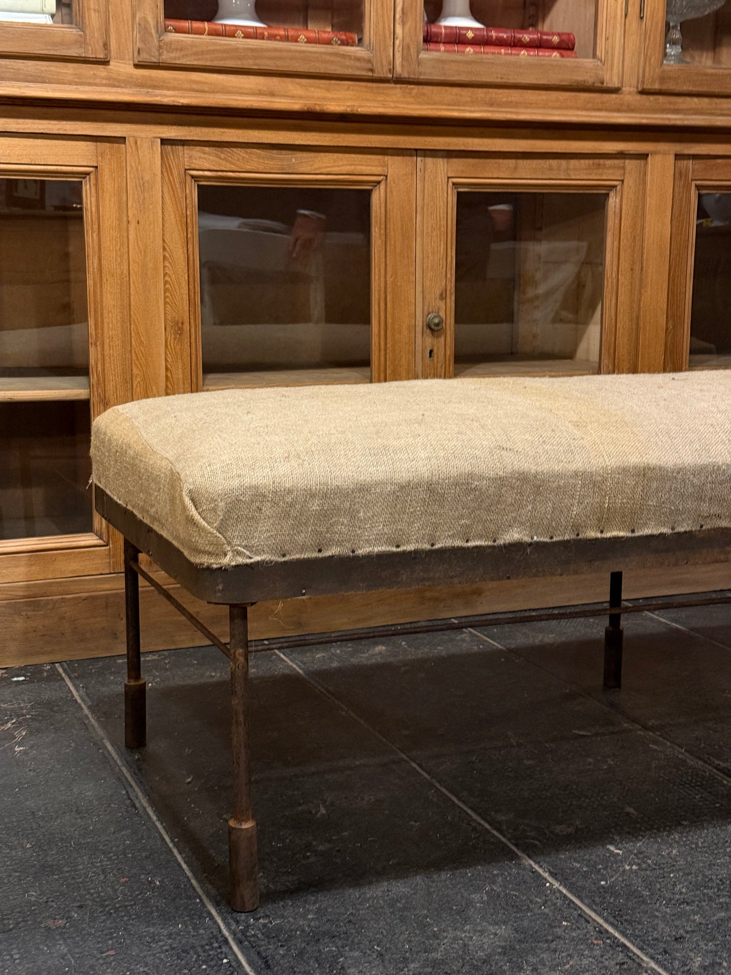 Banqueta Italiana de Hierro y Saco Antiguo