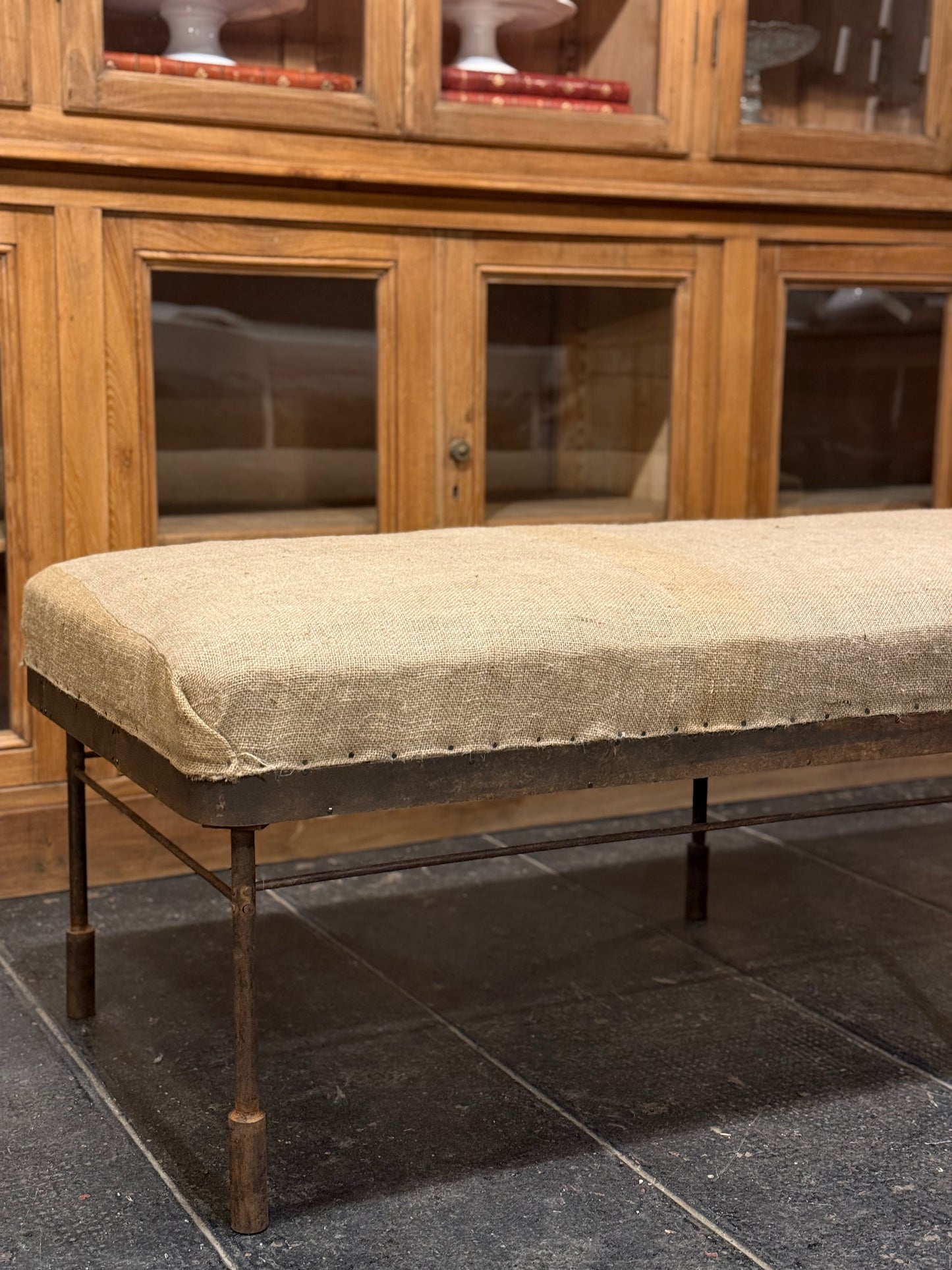 Banqueta Italiana de Hierro y Saco Antiguo