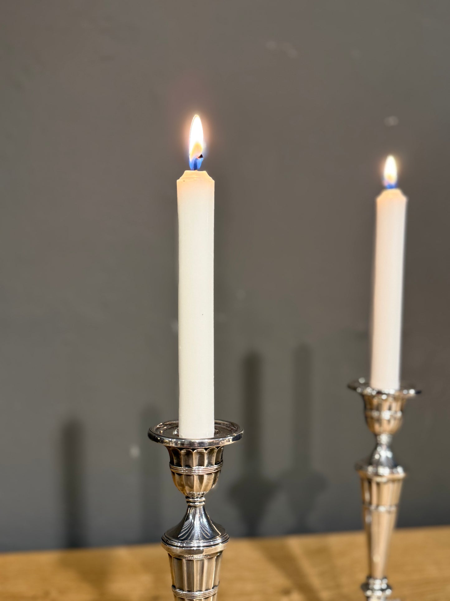 Candeleros de metal plateado