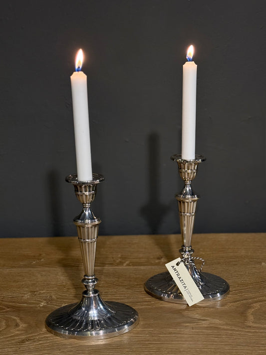 Candeleros de metal plateado