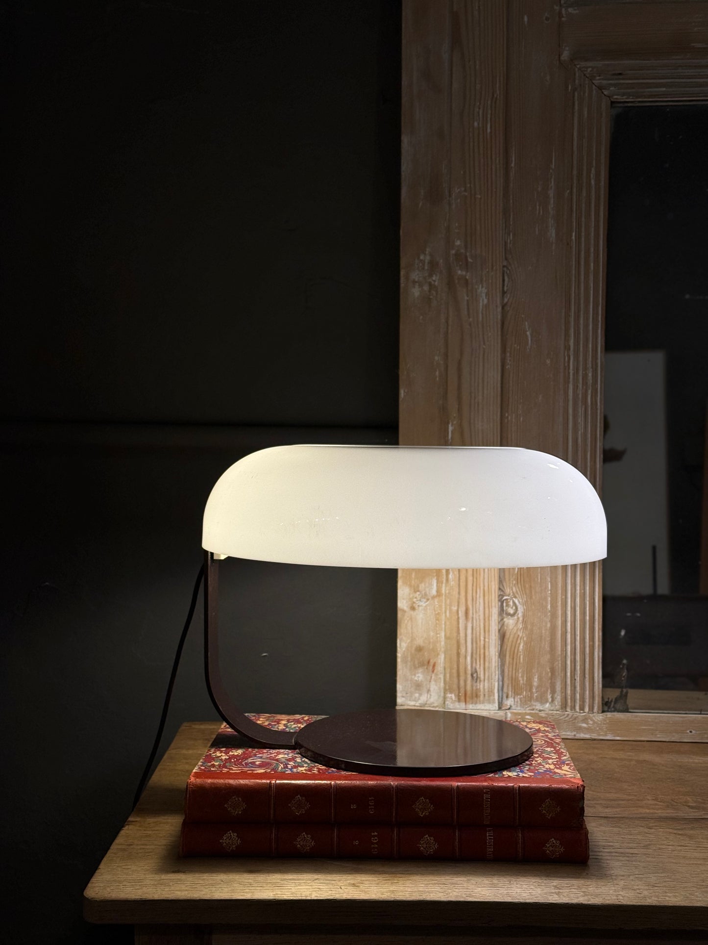 Lámpara de mesa italiana moderna de metal marrón y plástico blanco