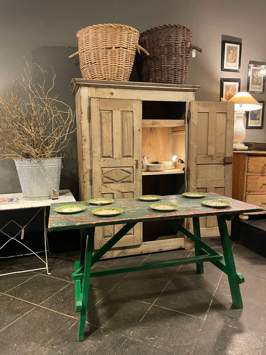 Mesa de pino en verde