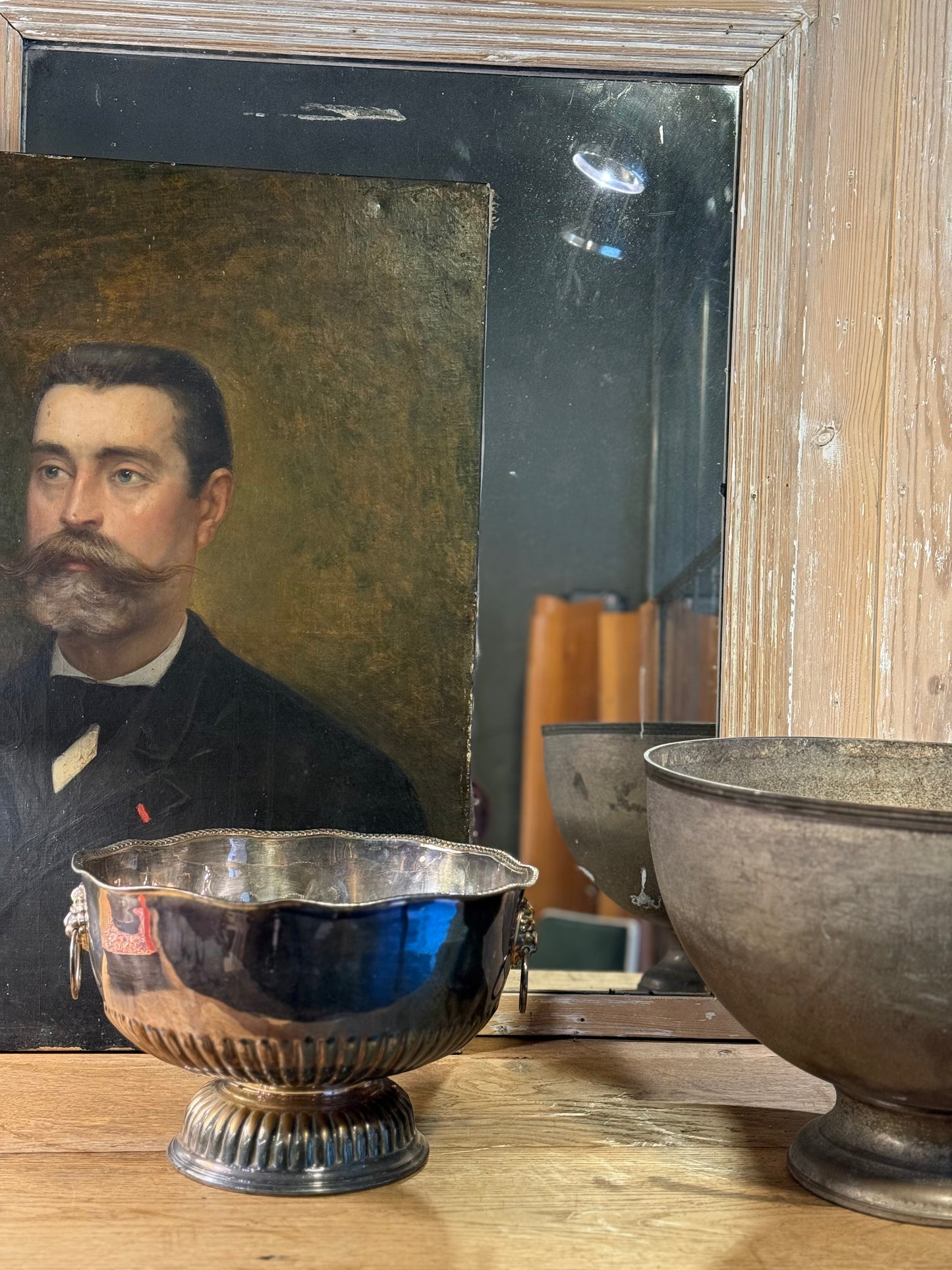 Champañera de metal con asas de cabeza de león