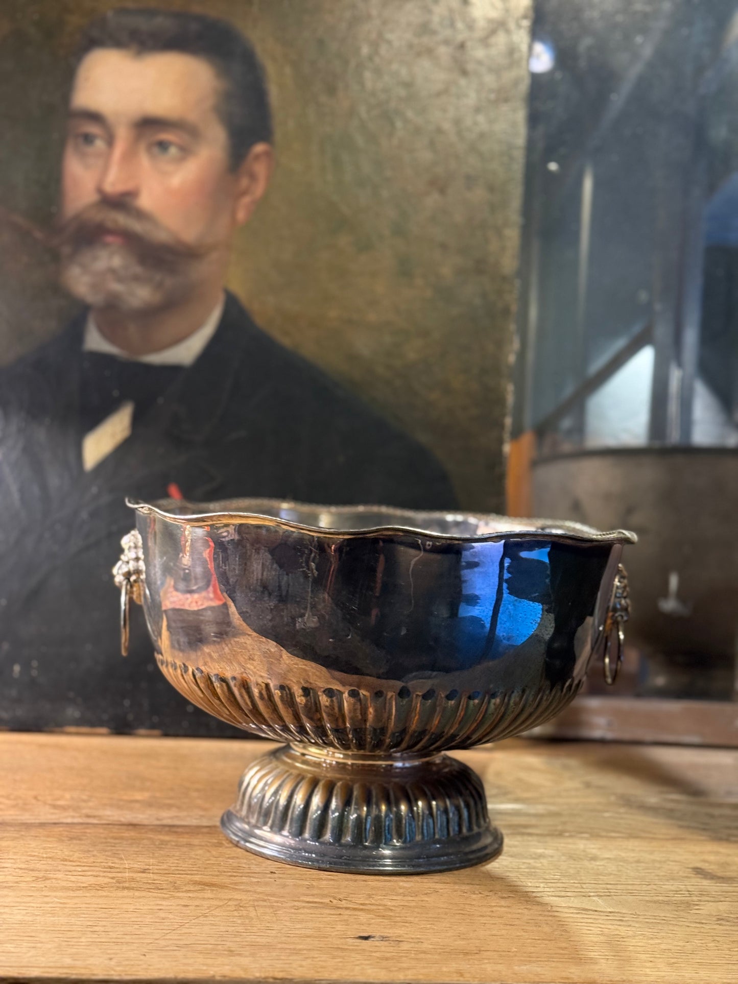 Champañera de metal con asas de cabeza de león