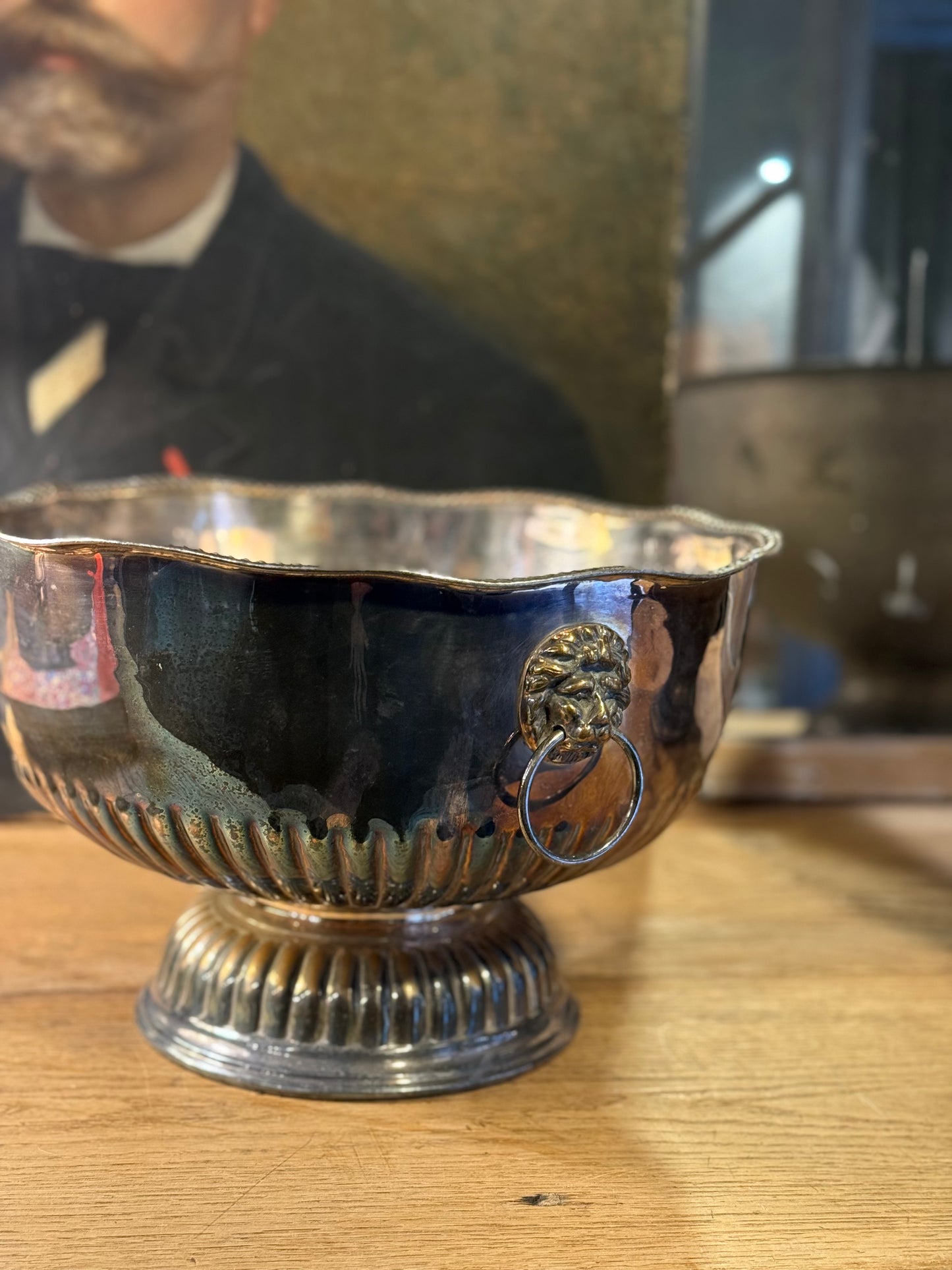 Champañera de metal con asas de cabeza de león
