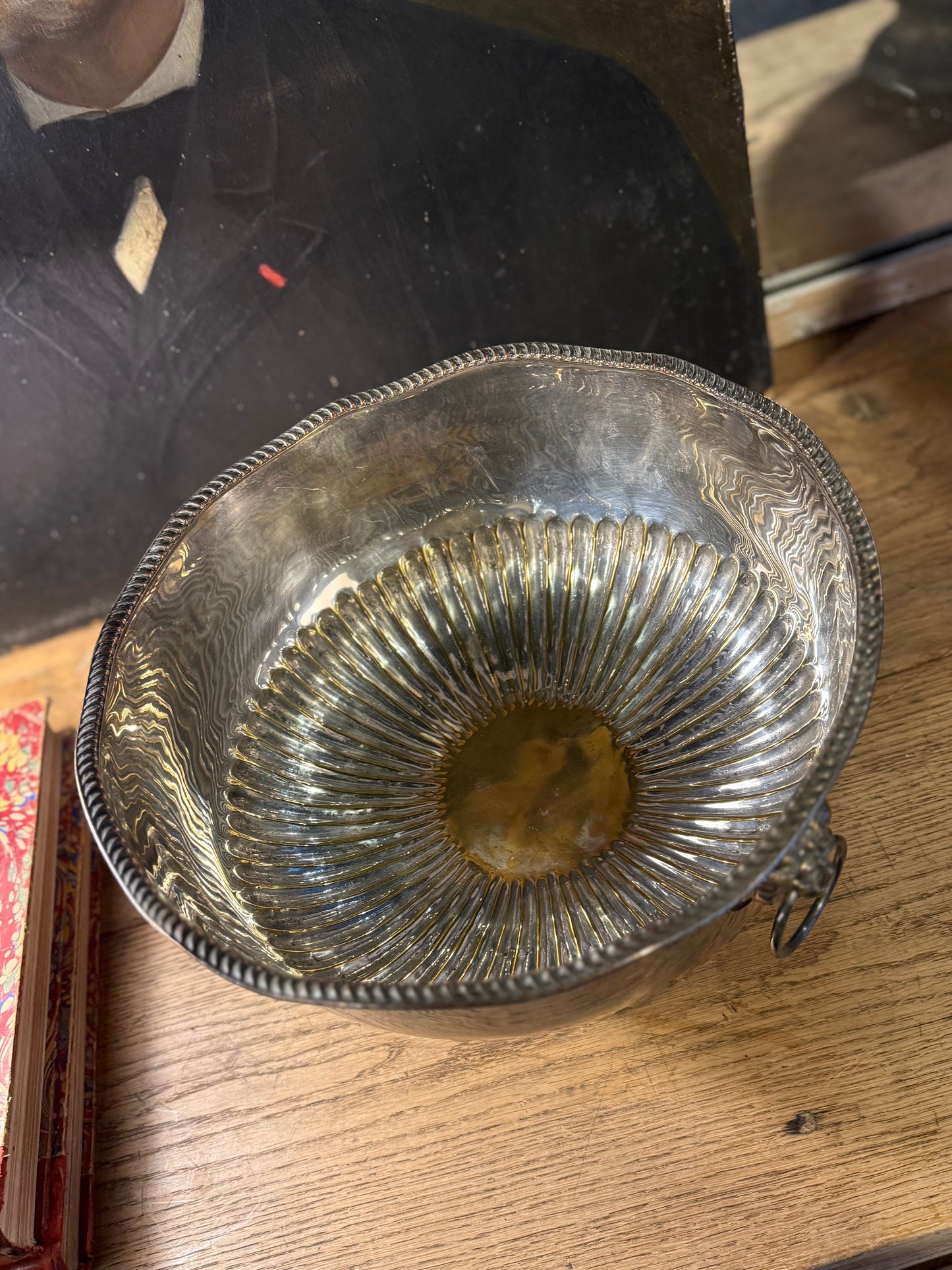 Champañera de metal con asas de cabeza de león