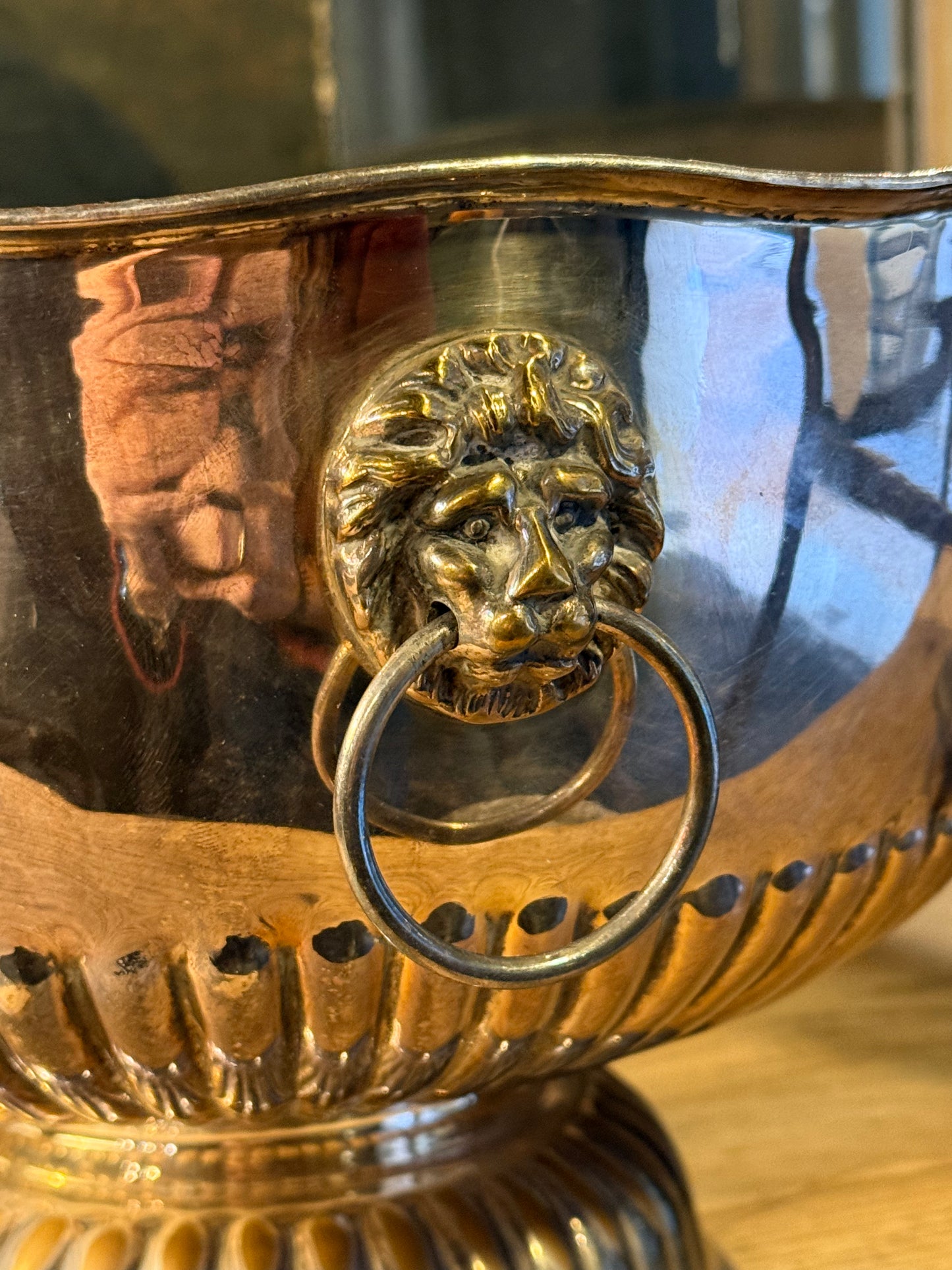 Champañera de metal con asas de cabeza de león