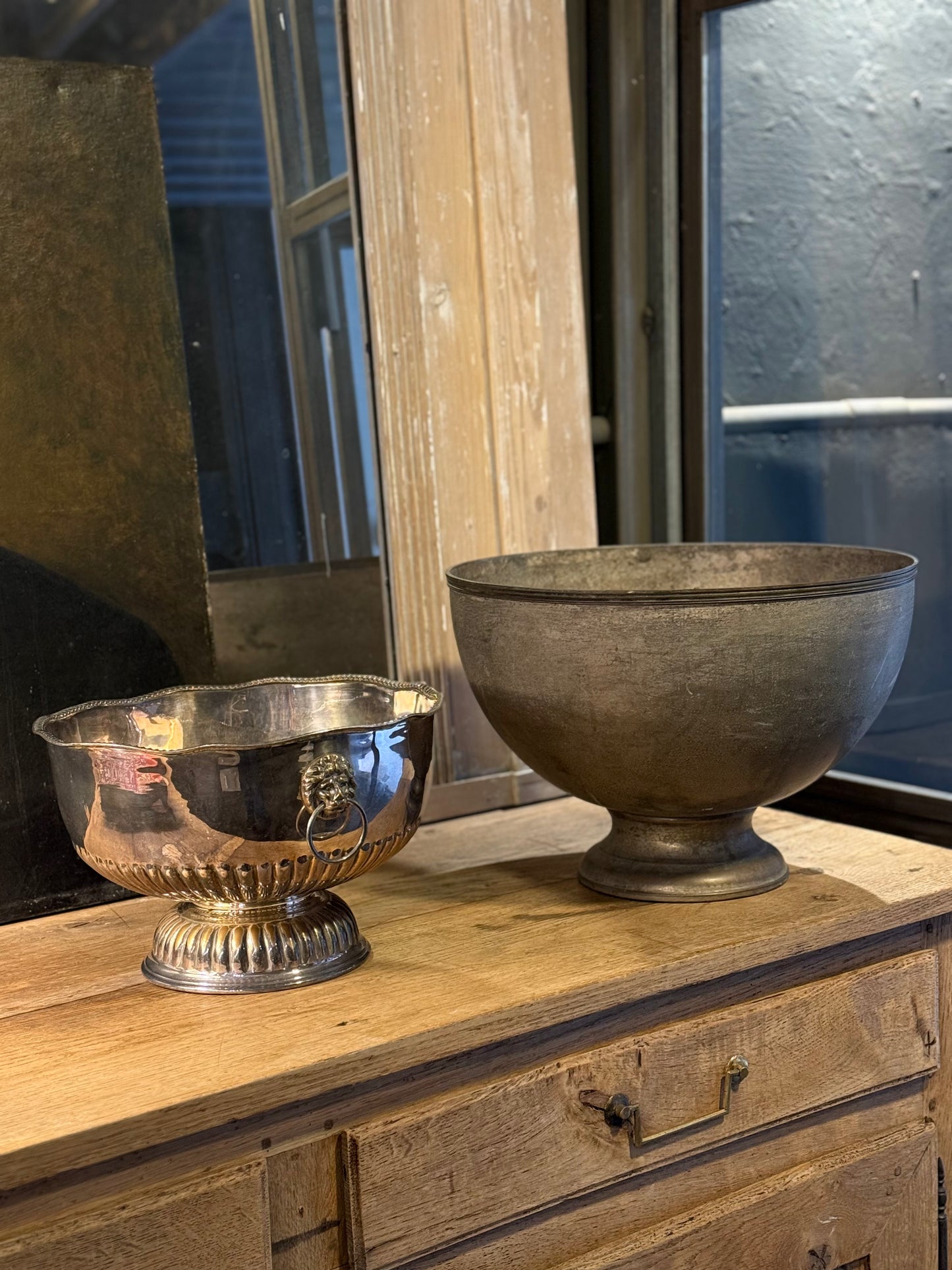 Champañera de metal con asas de cabeza de león