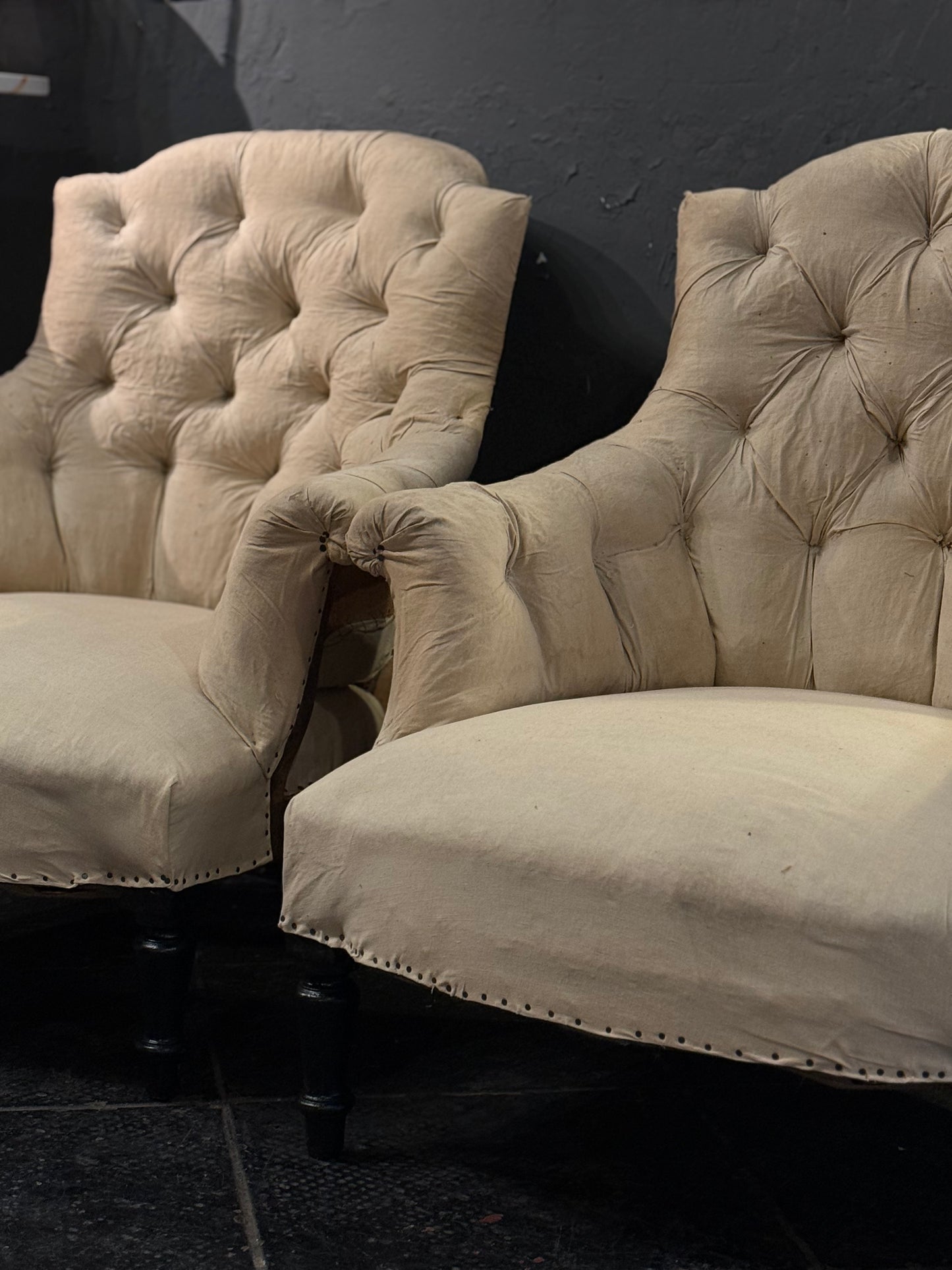 Pareja de butacas capitoné destapizadas