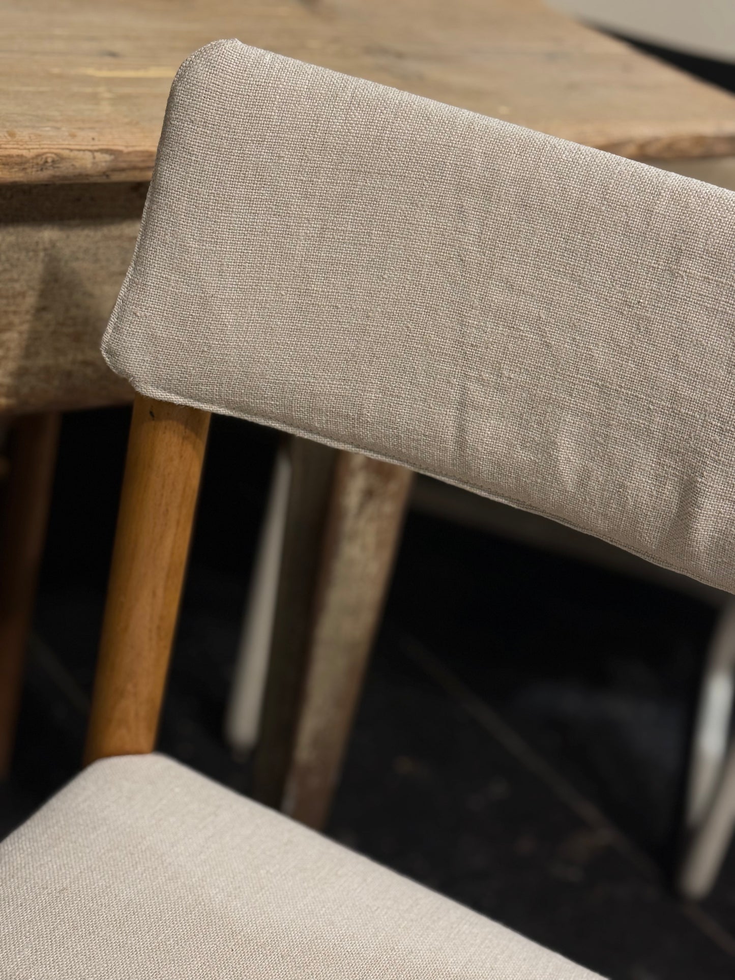 Conjunto de 6 sillas nórdicas tapizadas en lino francés