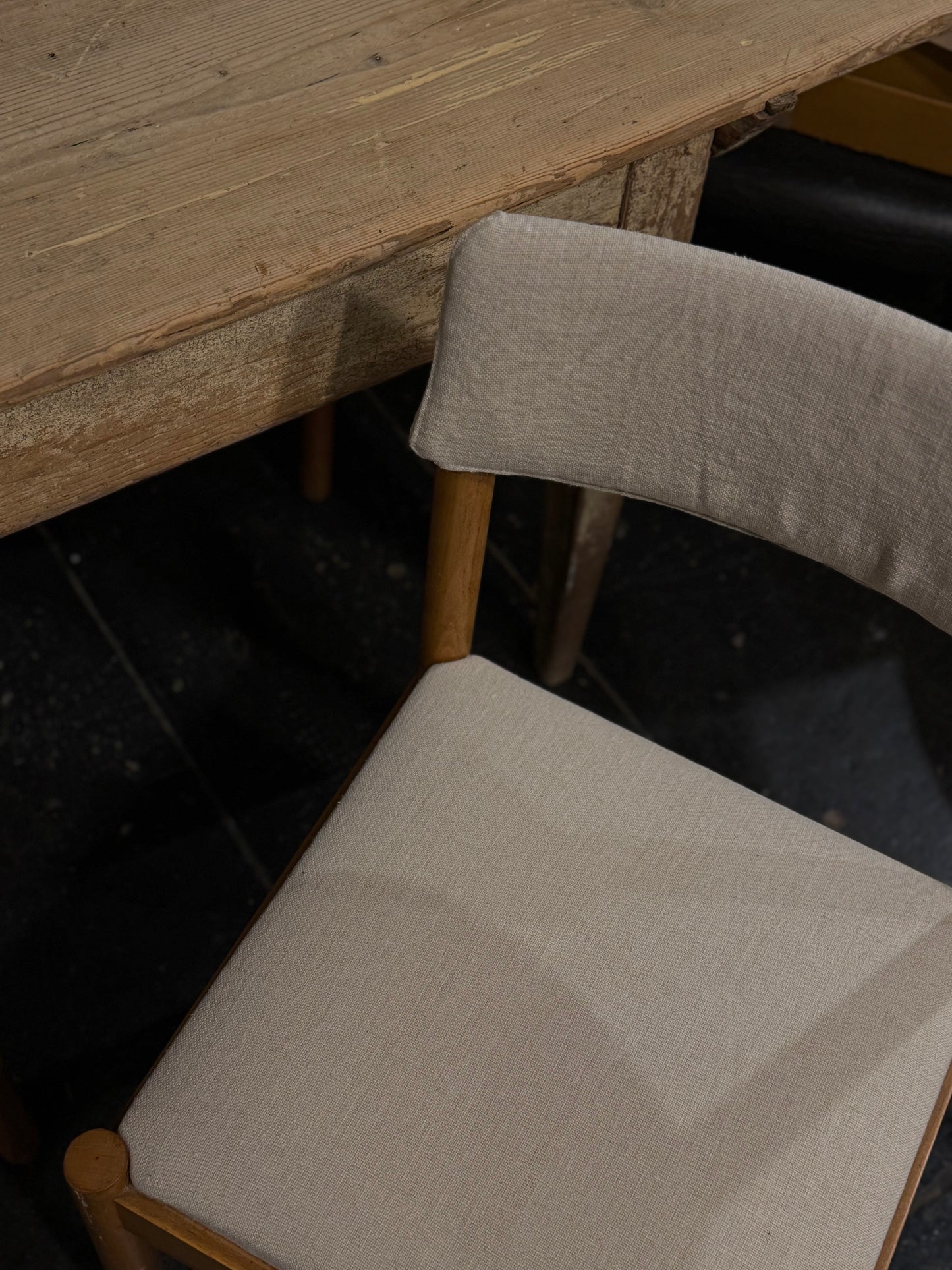 Conjunto de 6 sillas nórdicas tapizadas en lino francés