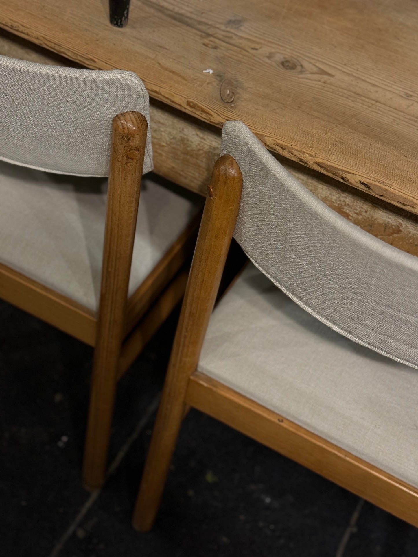 Conjunto de 6 sillas nórdicas tapizadas en lino francés