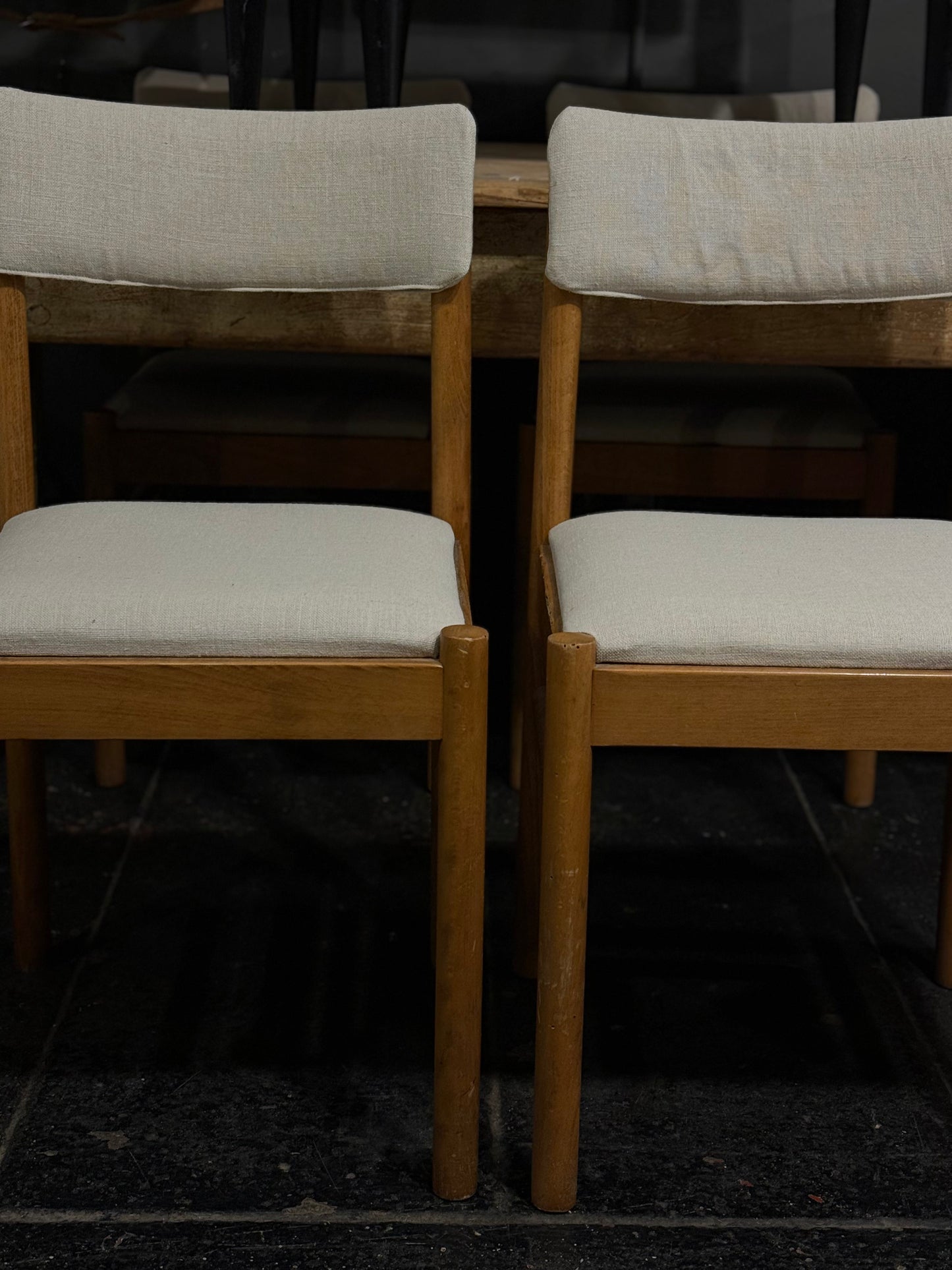 Conjunto de 6 sillas nórdicas tapizadas en lino francés