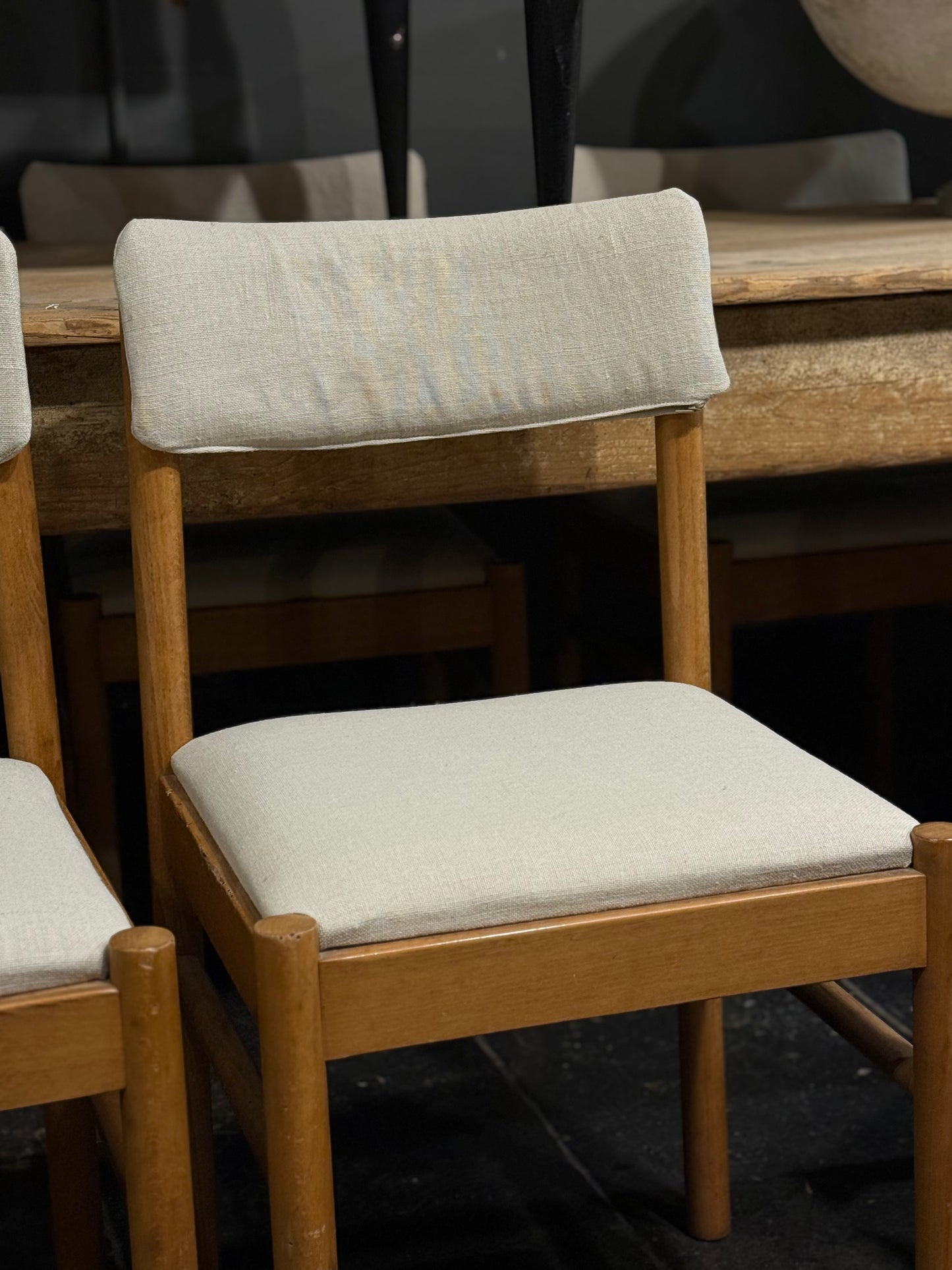 Conjunto de 6 sillas nórdicas tapizadas en lino francés