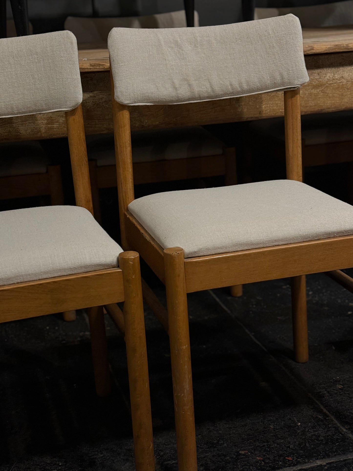 Conjunto de 6 sillas nórdicas tapizadas en lino francés