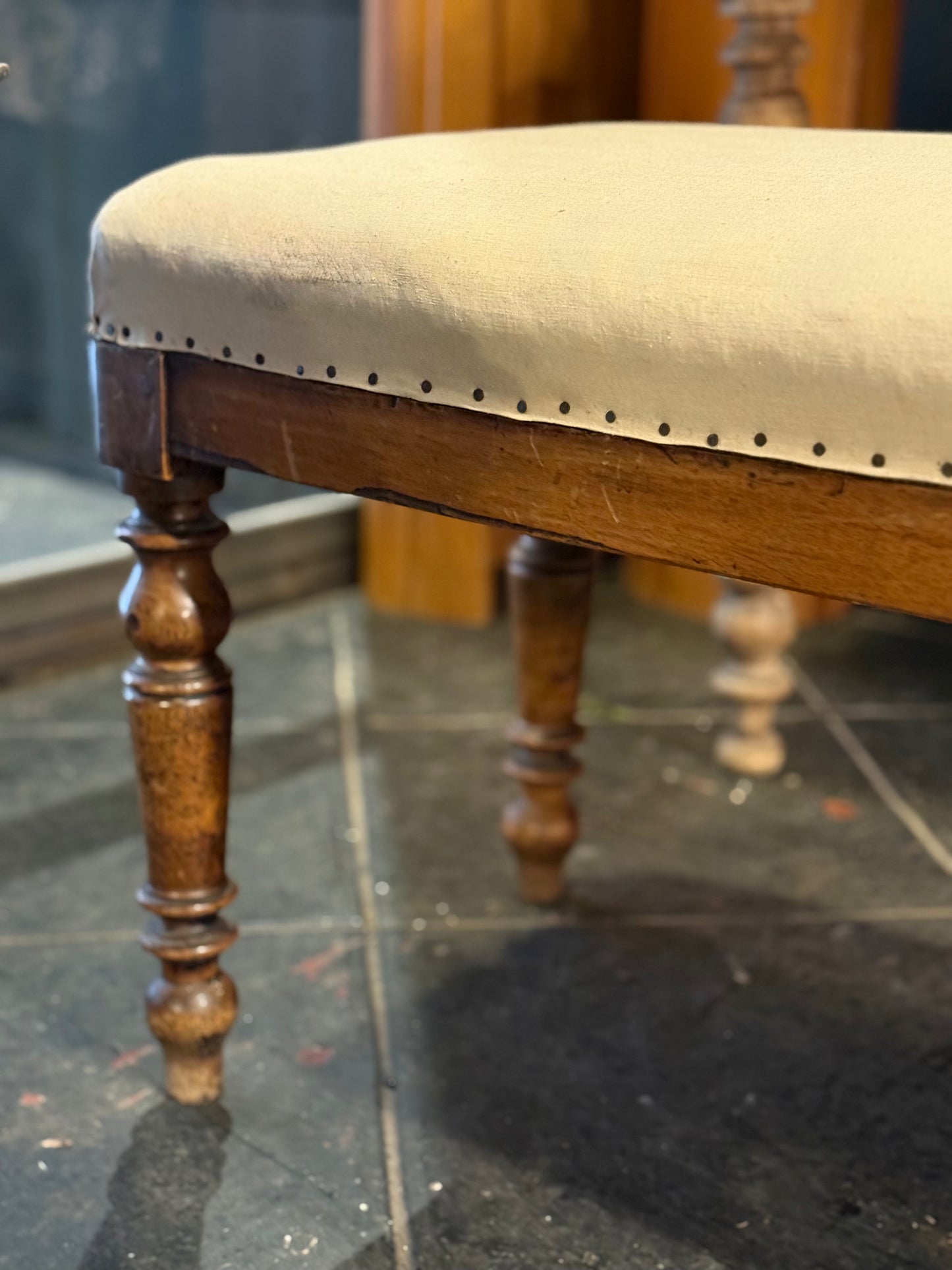 Banqueta de nogal destapizada