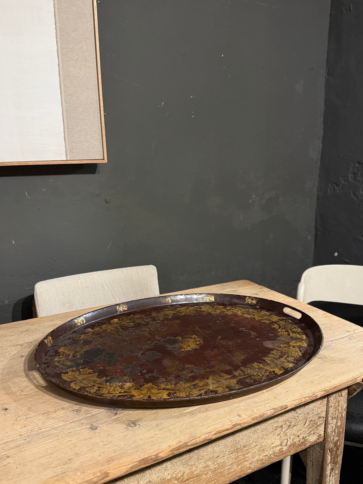 Bandeja ovalada de hierro con motivos florales dorados