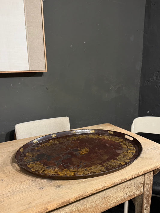 Bandeja ovalada de hierro con motivos florales dorados