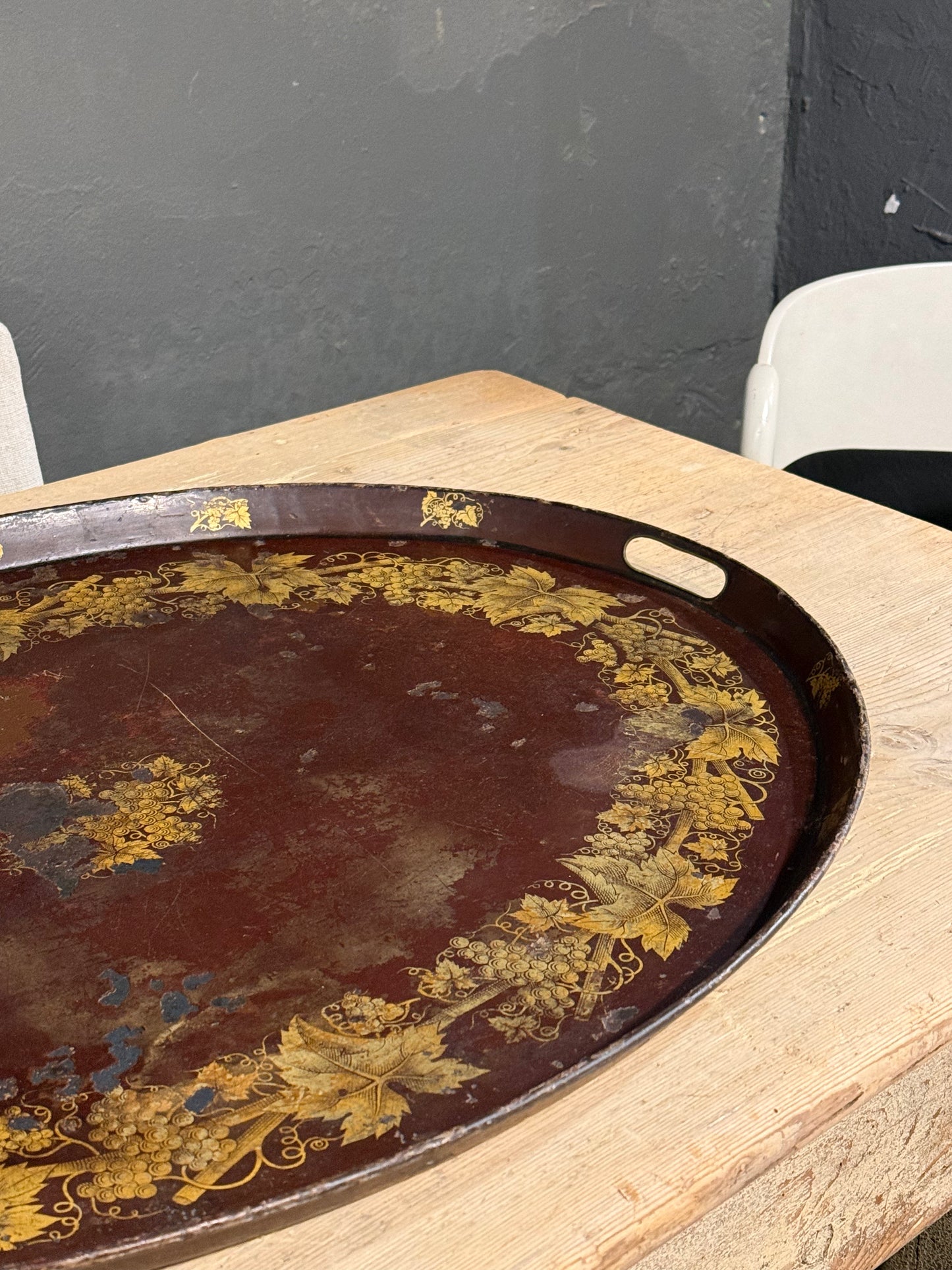 Bandeja ovalada de hierro con motivos florales dorados