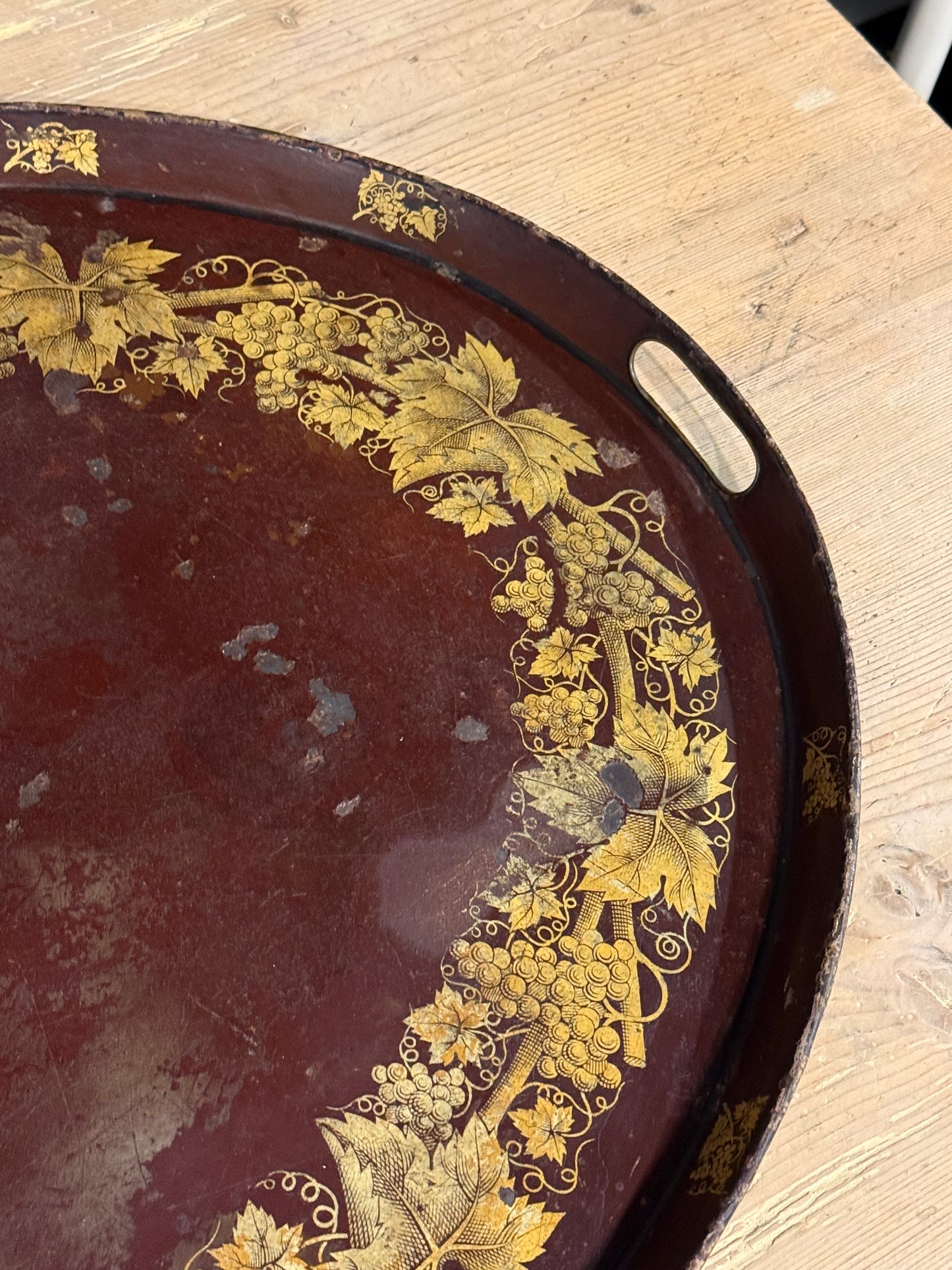 Bandeja ovalada de hierro con motivos florales dorados