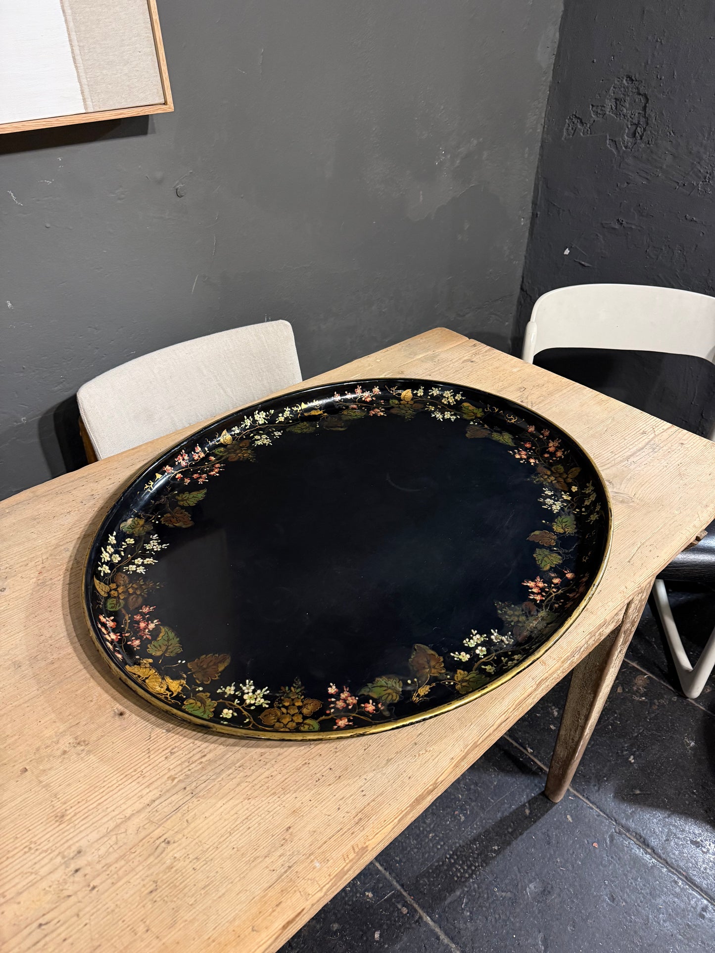 Bandeja ovalada negra con bordes florales