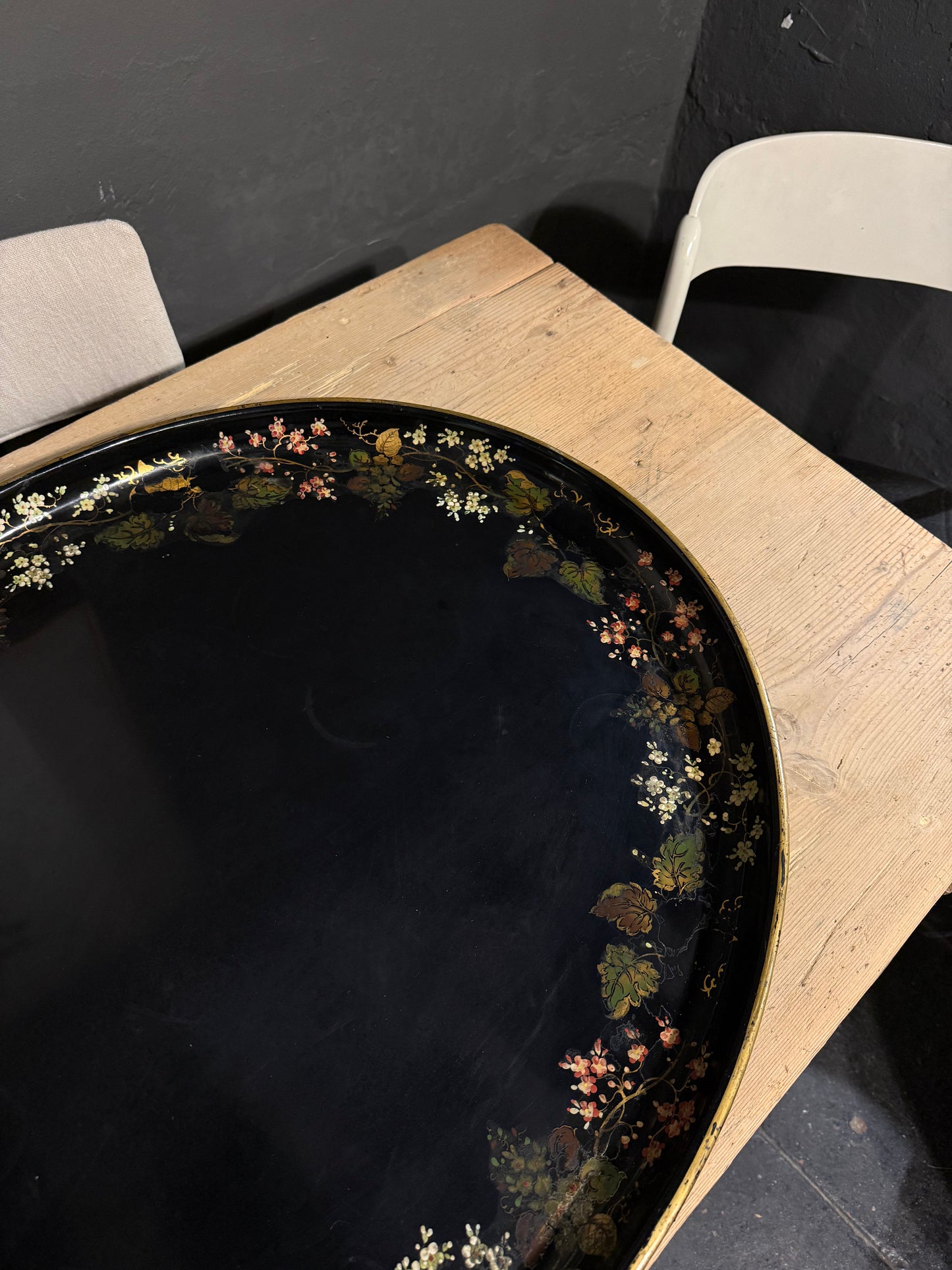 Bandeja ovalada negra con bordes florales