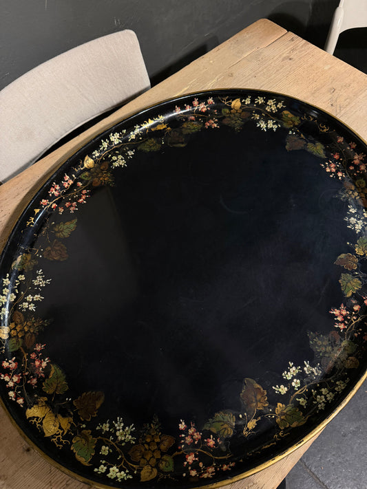 Bandeja ovalada negra con bordes florales