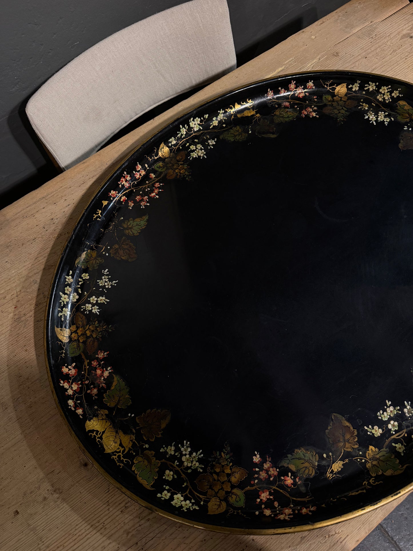 Bandeja ovalada negra con bordes florales