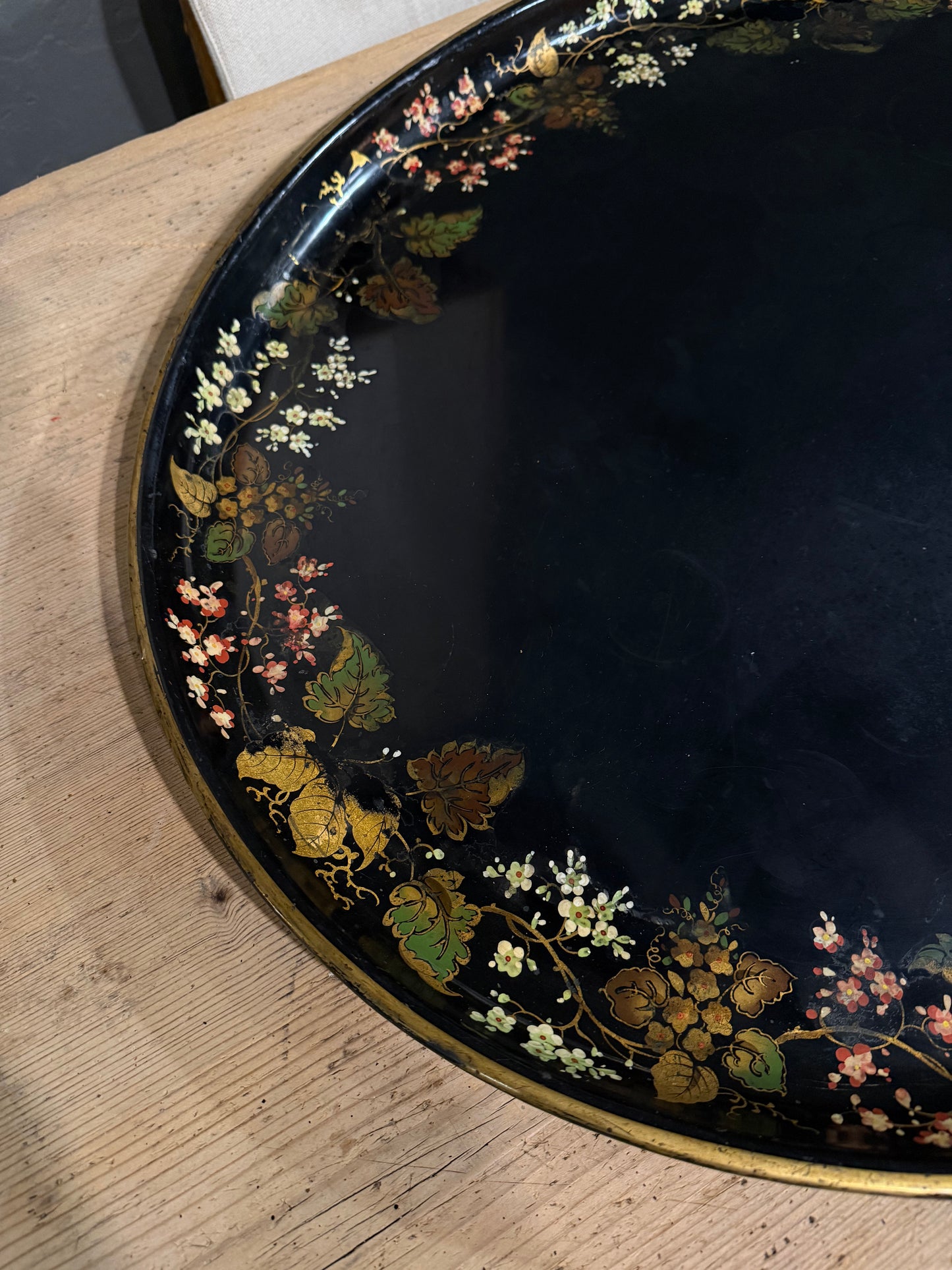 Bandeja ovalada negra con bordes florales