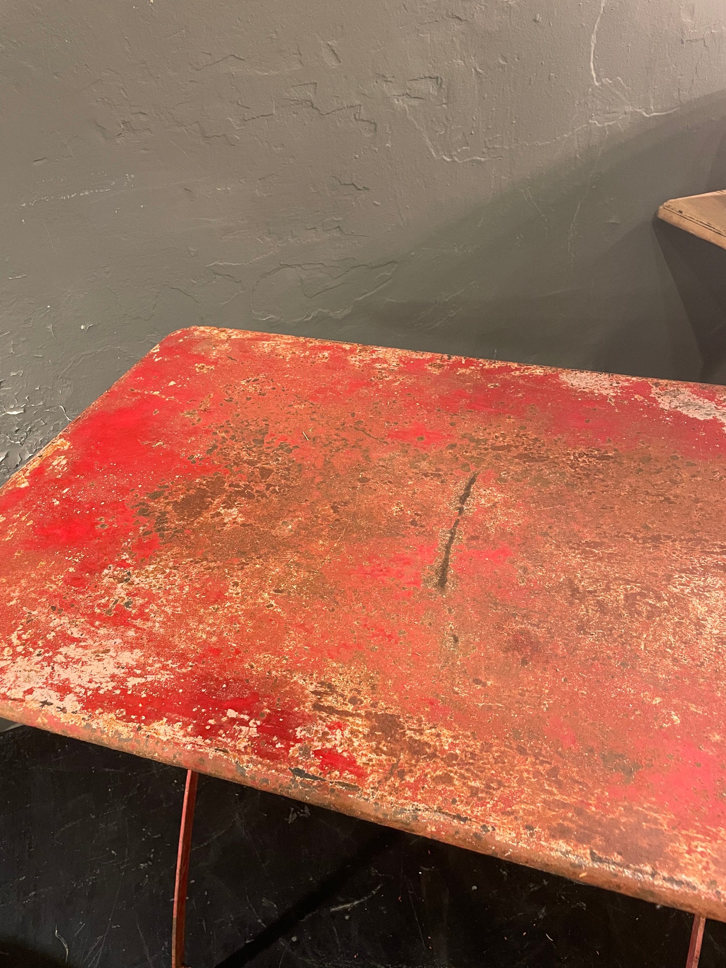 Mesa de hierro roja